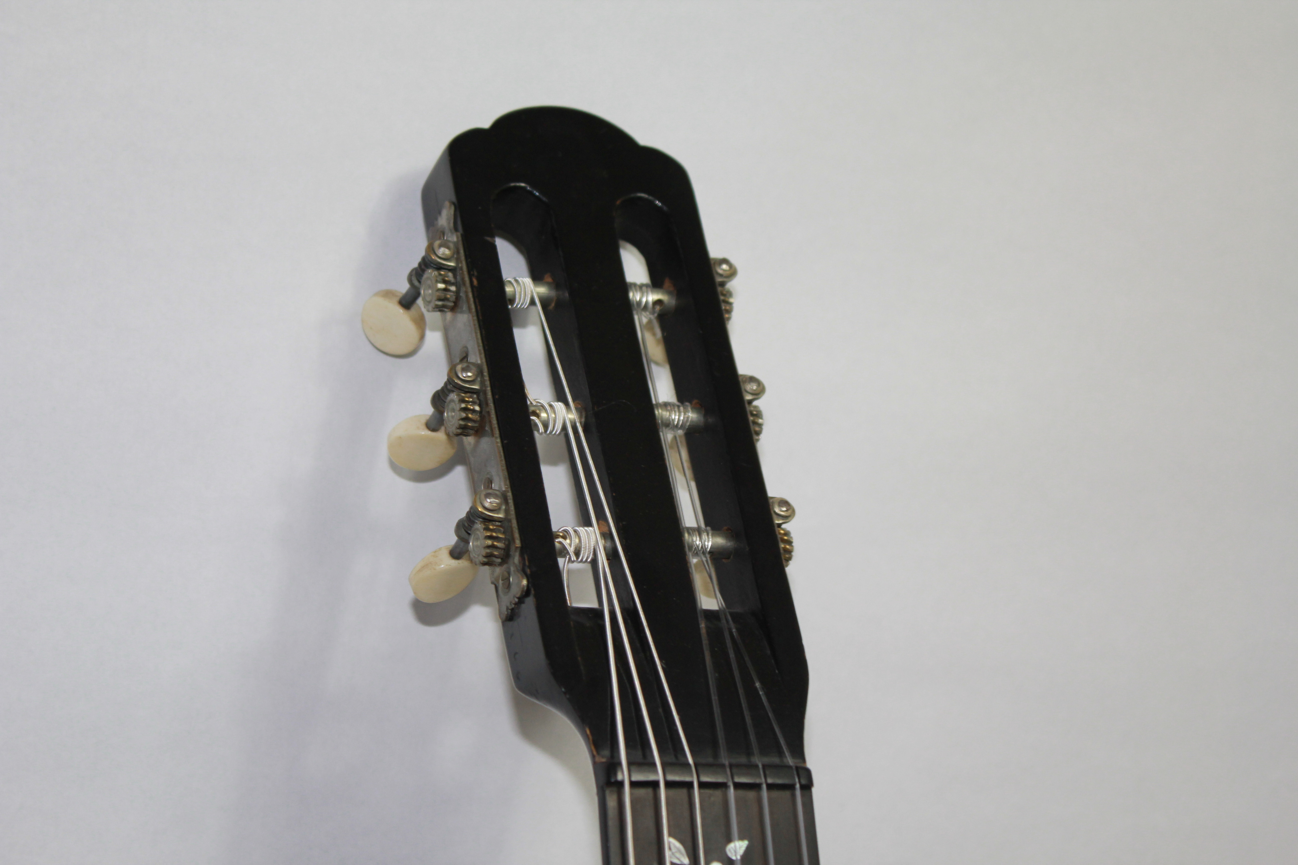 A 19TH CENTURY FRENCH PARLOUR GUITAR Complete with original wooden coffin case. - Image 7 of 11