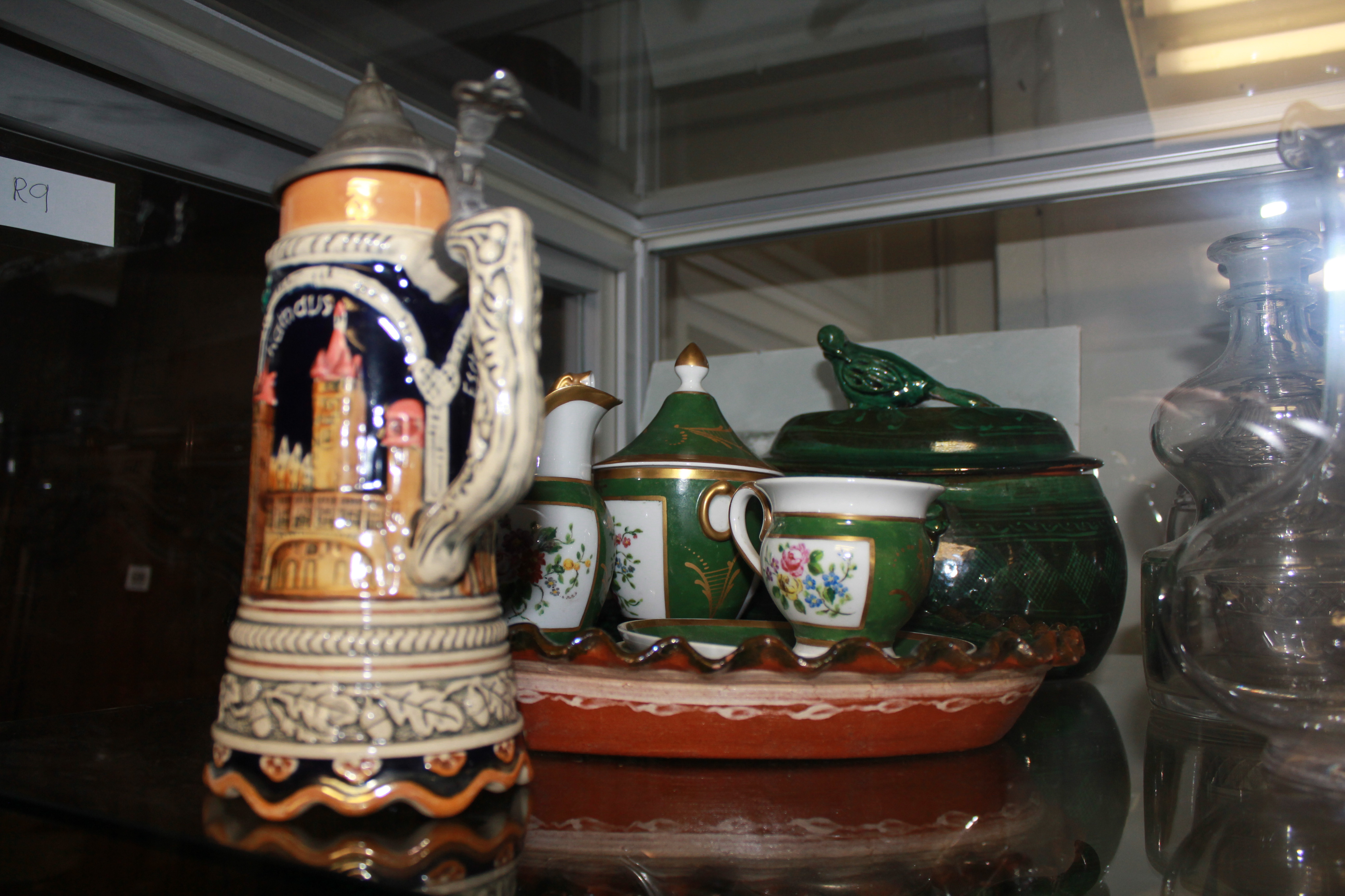 A COLLECTION OF EARLY 20TH CENTURY CONTINENTAL POTTERY AND PORCELAIN To include a French style