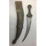 AN ANTIQUE OTTOMAN JAMBIYA DAGGER The curved blade with a shaped handle, complete with a white metal