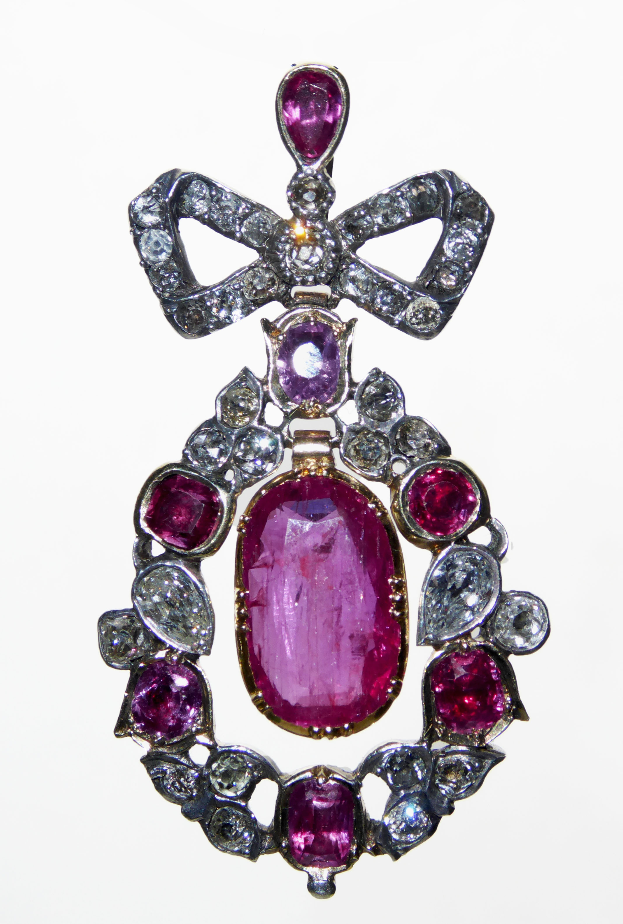 AN IMPRESSIVE 19TH CENTURY BURMESE RUBY, SAPPHIRE AND DIAMOND PENDANT, CIRCA 1820 The articulated - Image 2 of 10