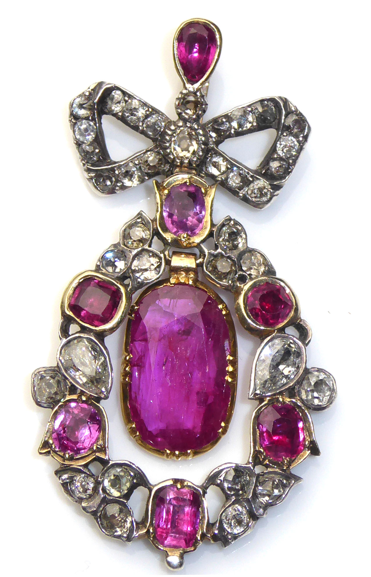 AN IMPRESSIVE 19TH CENTURY BURMESE RUBY, SAPPHIRE AND DIAMOND PENDANT, CIRCA 1820 The articulated - Image 5 of 10