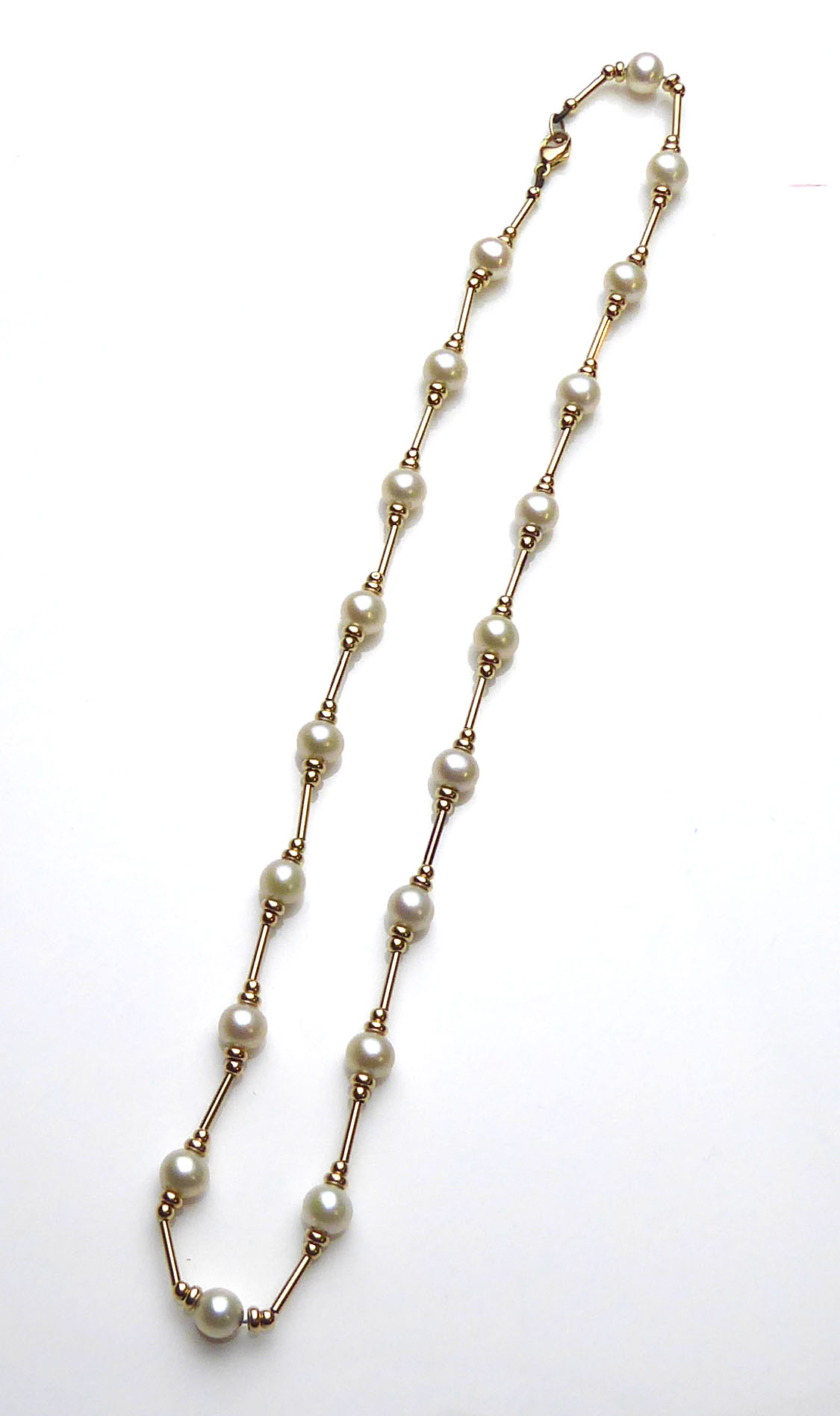 A 9CT GOLD AND PEARL NECKLACE Having a single row of pearls interspersed with gold links. (approx