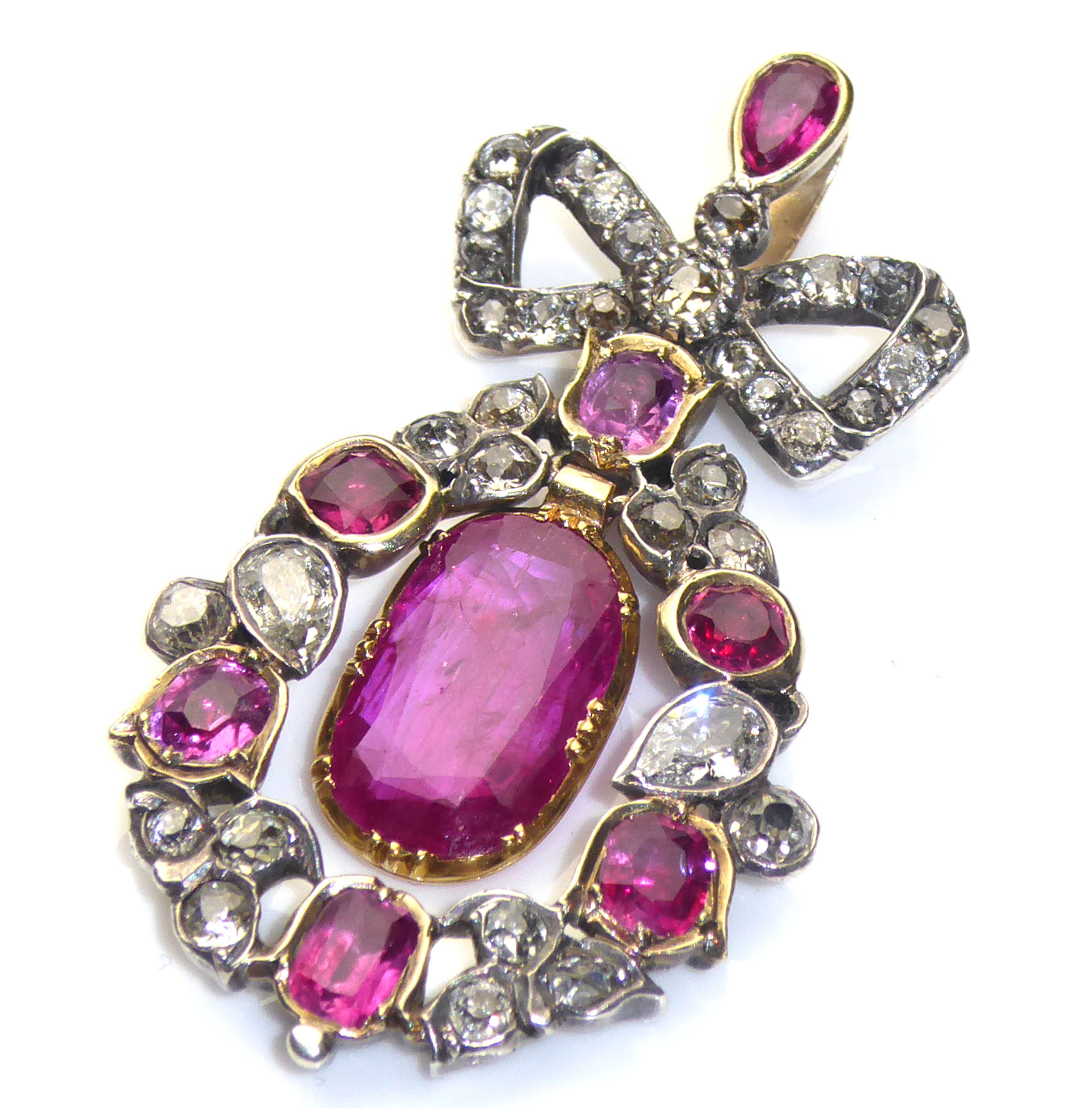 AN IMPRESSIVE 19TH CENTURY BURMESE RUBY, SAPPHIRE AND DIAMOND PENDANT, CIRCA 1820 The articulated