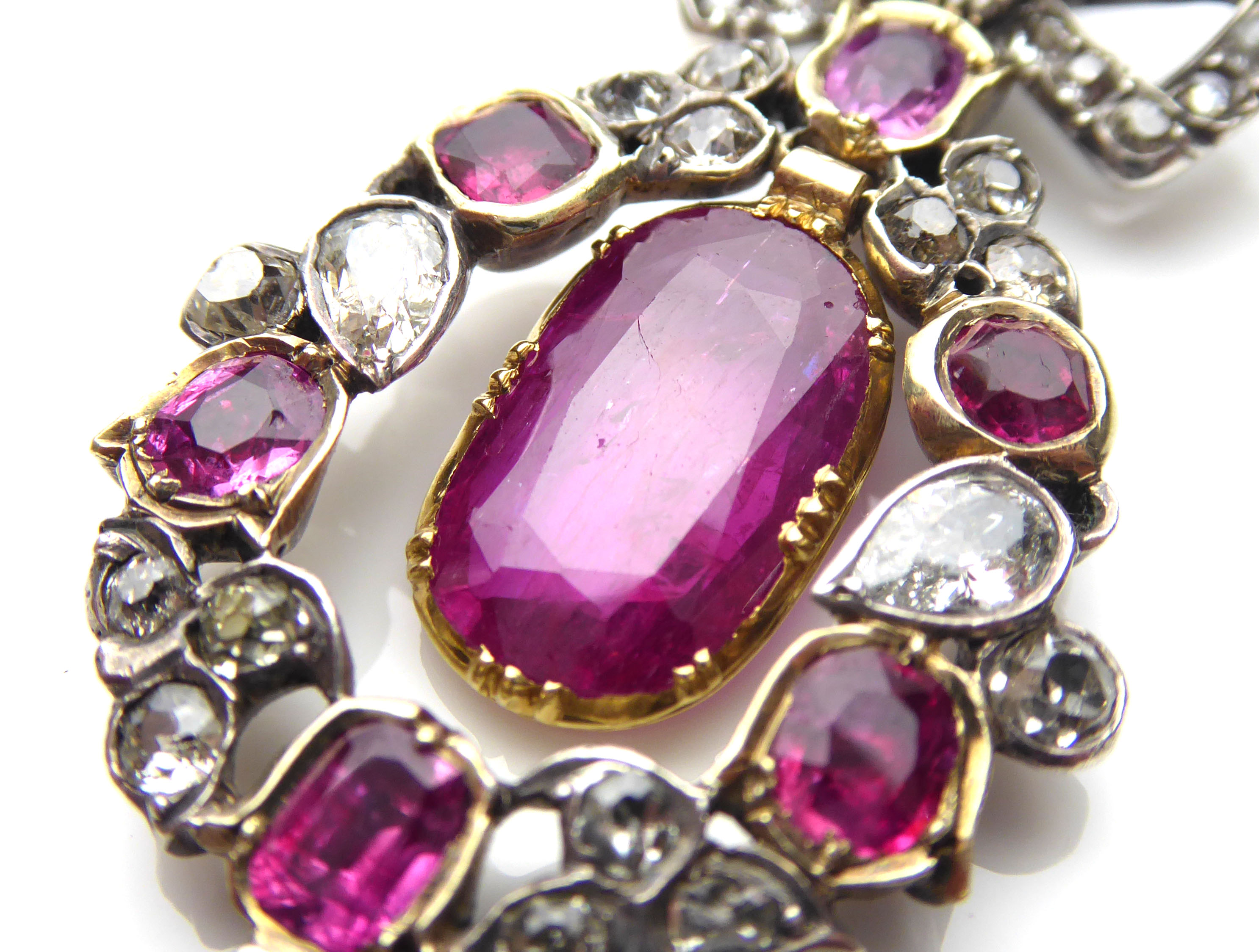 AN IMPRESSIVE 19TH CENTURY BURMESE RUBY, SAPPHIRE AND DIAMOND PENDANT, CIRCA 1820 The articulated - Image 7 of 10