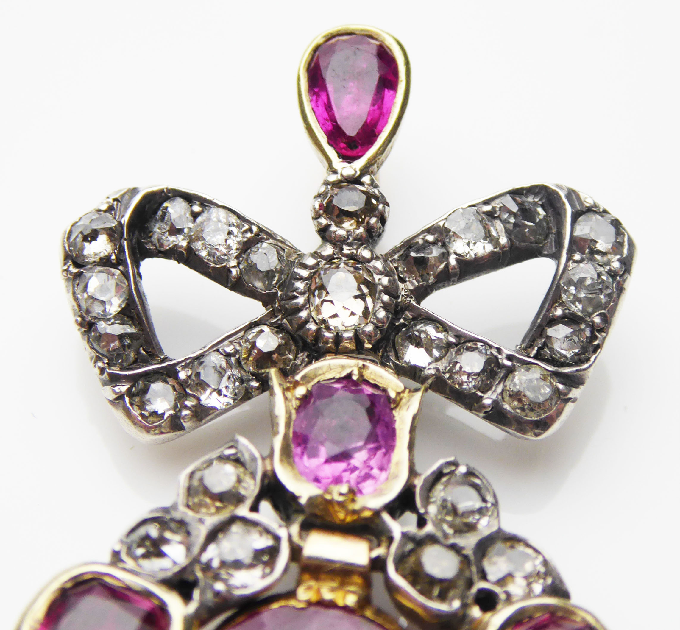 AN IMPRESSIVE 19TH CENTURY BURMESE RUBY, SAPPHIRE AND DIAMOND PENDANT, CIRCA 1820 The articulated - Image 4 of 10