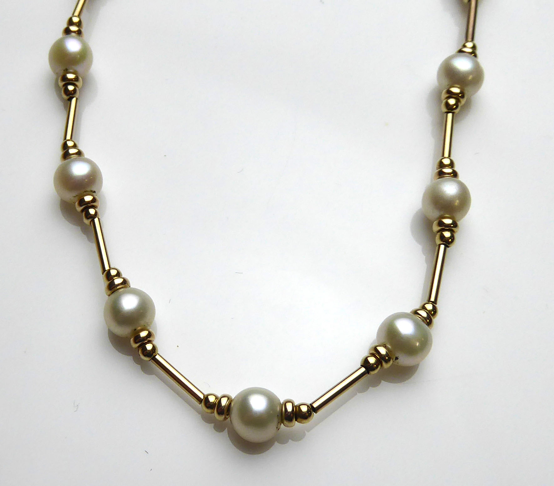 A 9CT GOLD AND PEARL NECKLACE Having a single row of pearls interspersed with gold links. (approx - Image 2 of 2