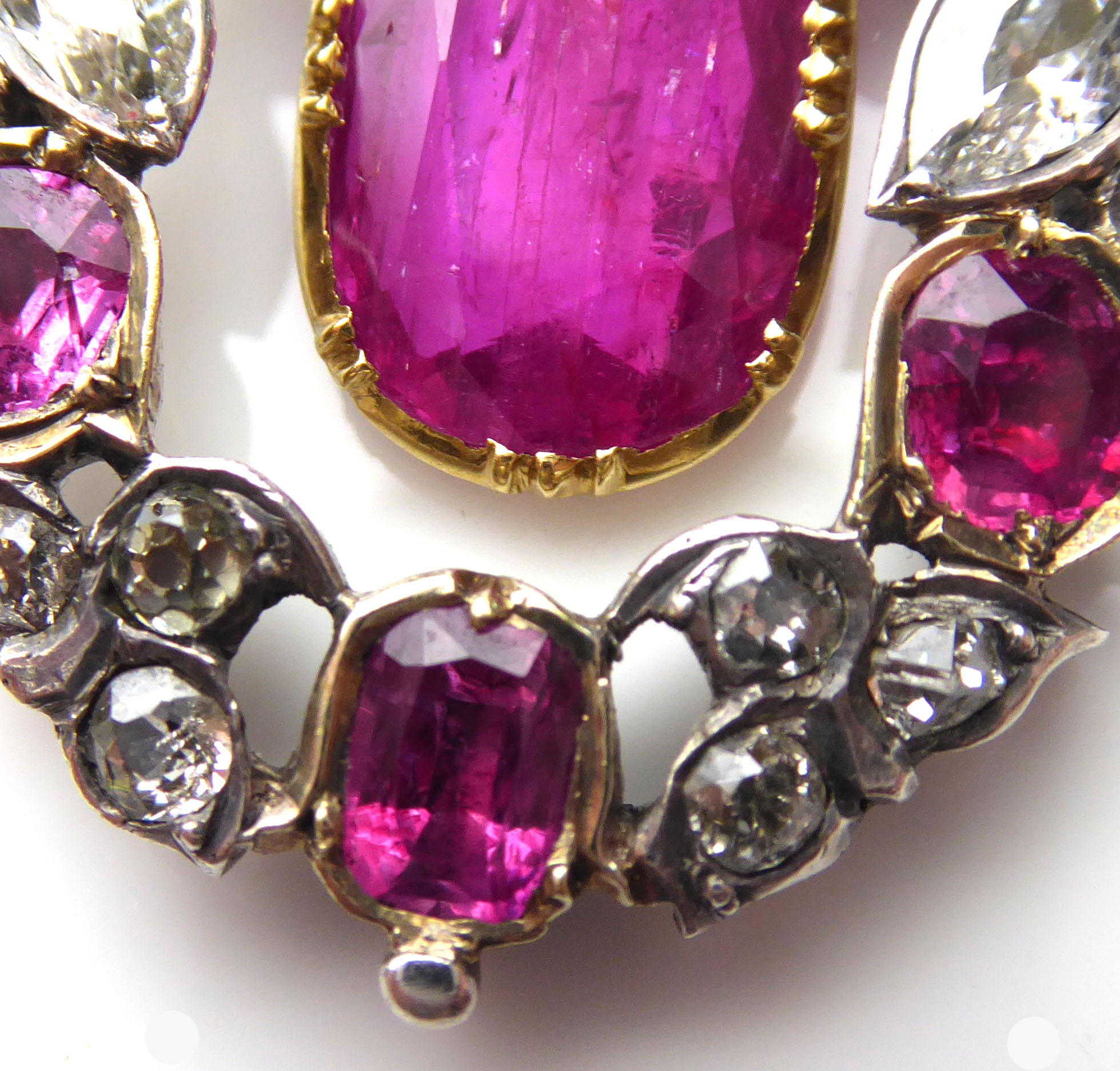 AN IMPRESSIVE 19TH CENTURY BURMESE RUBY, SAPPHIRE AND DIAMOND PENDANT, CIRCA 1820 The articulated - Image 6 of 10