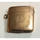 AN EARLY 9CT ROSE GOLD RECTANGULAR VESTA CASE With hinged lid and engraved initials. (approx 4.5cm)