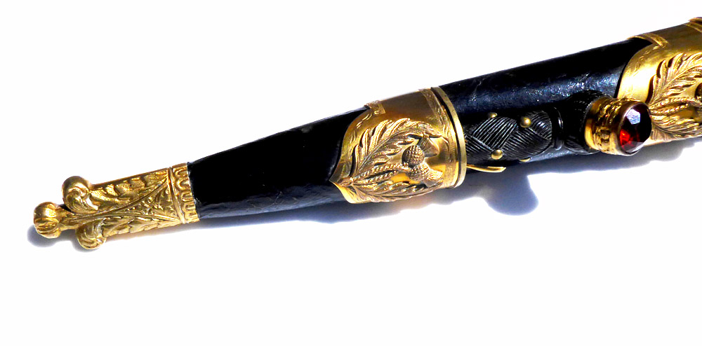 AN EARLY 20TH CENTURY SCOTTISH BLACK WATCH DIRK KNIFE Having scroll decoration to the blade and a - Image 5 of 6