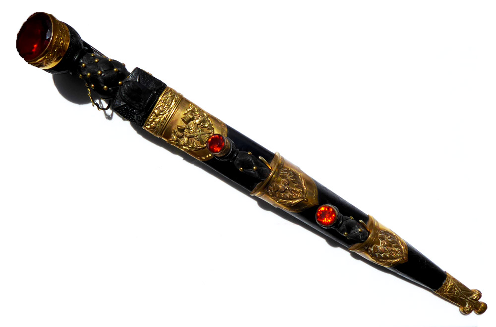 AN EARLY 20TH CENTURY SCOTTISH BLACK WATCH DIRK KNIFE Having scroll decoration to the blade and a