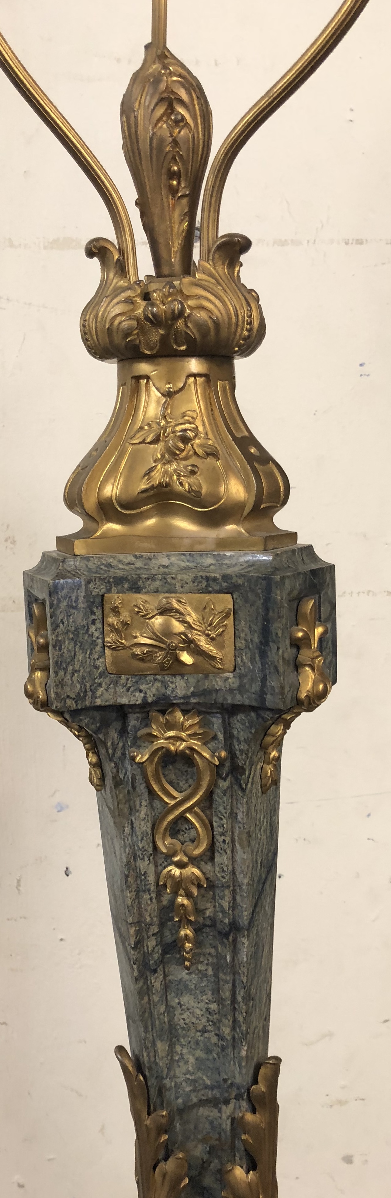 A LARGE A19TH CENTURY GREEN MARBLE AND GILT BRONZE TABLE LAMP Applied with plaques and foliage on - Image 3 of 4