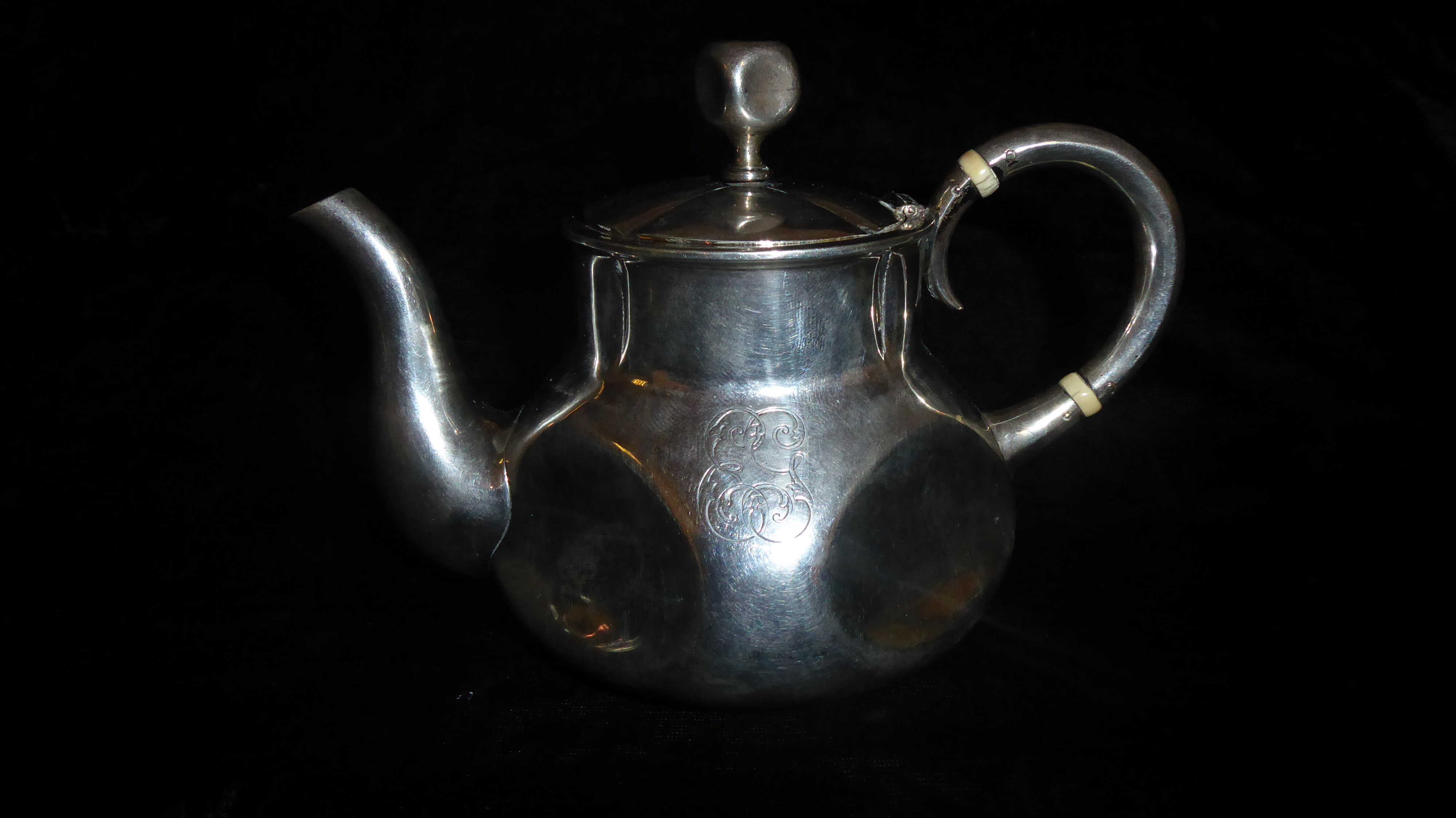 FABERGÉ, A LATE 19TH CENTURY RUSSIAN SILVER BACHELOR'S TEA SERVICE Comprising a teapot with cube - Image 3 of 8