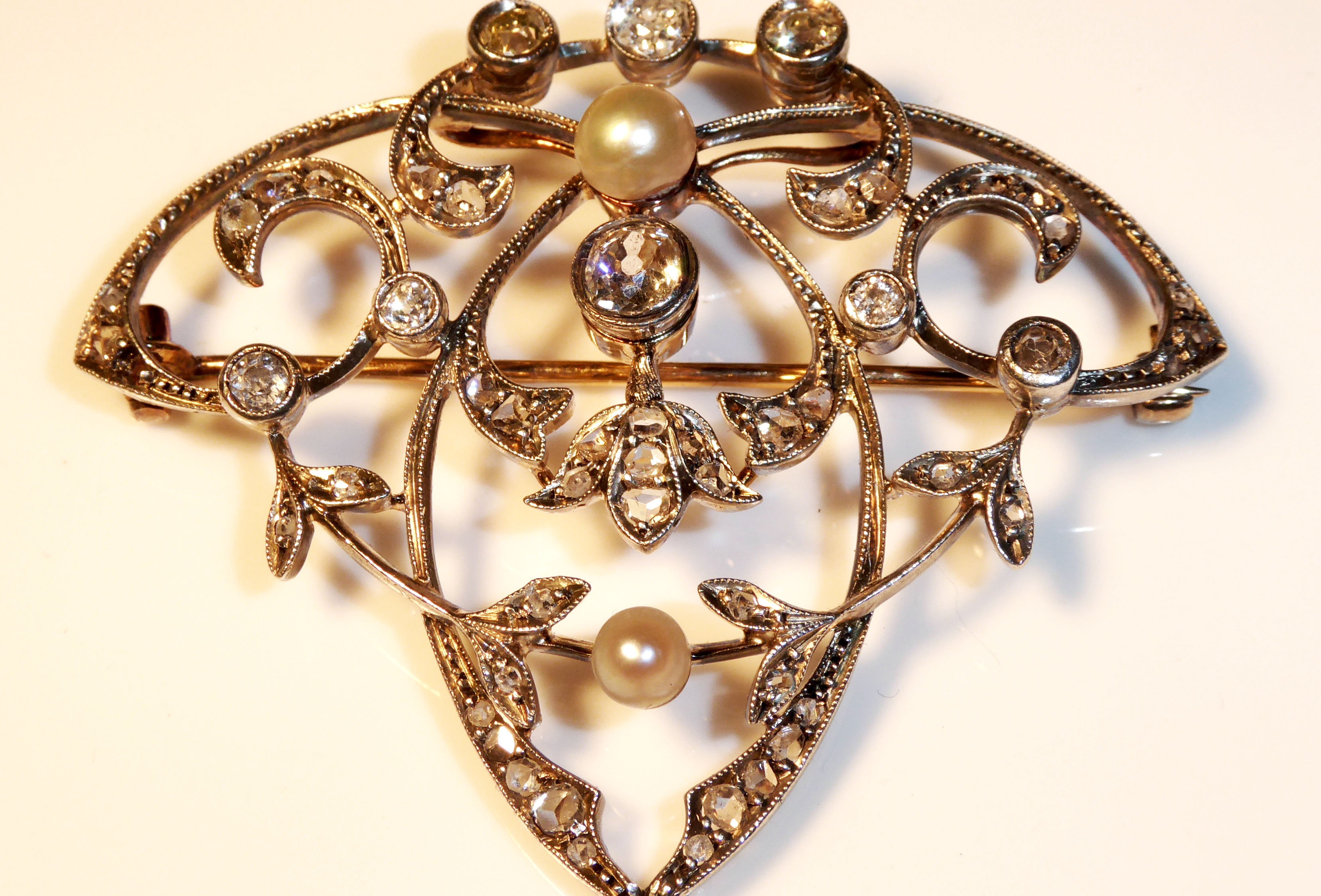 AN ANTIQUE YELLOW METAL, DIAMOND AND PEARL BROOCH Set with three pearls and approximately 45 round - Image 2 of 2