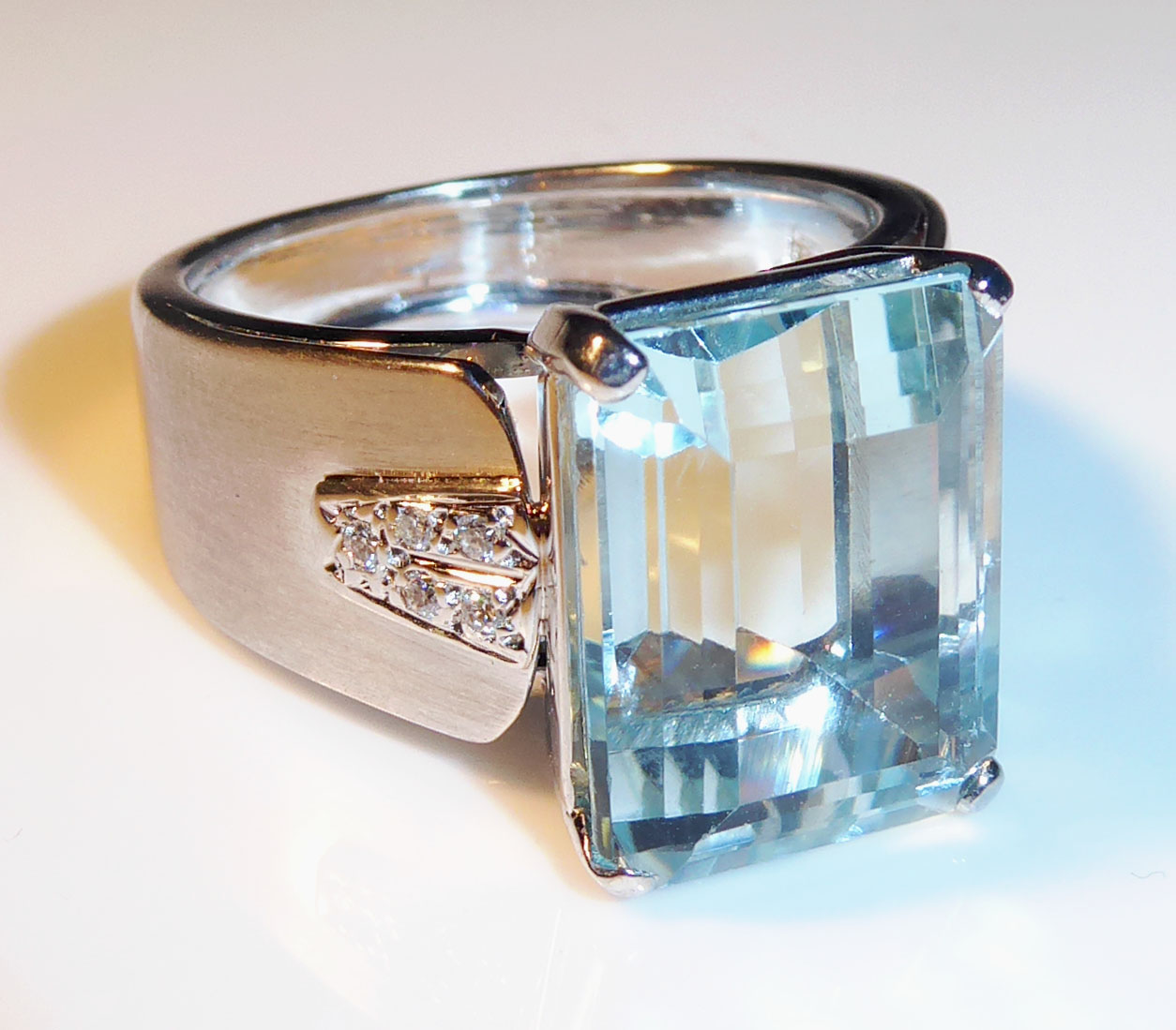 A 10CT WHITE GOLD, AQUAMARINE AND DIAMOND RING Cushion cut aquamarine flanked by diamonds (size V). - Image 3 of 3