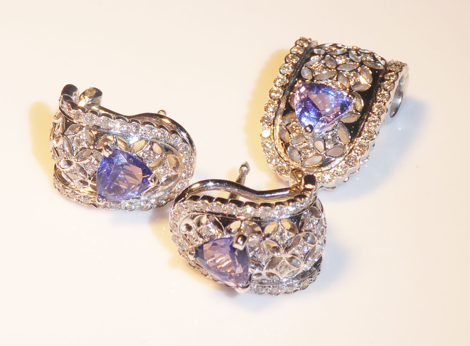 AN 18CT WHITE GOLD, TANZANITE AND DIAMOND PENDANT AND EARRING SET Each item with single tanzanite - Image 2 of 2