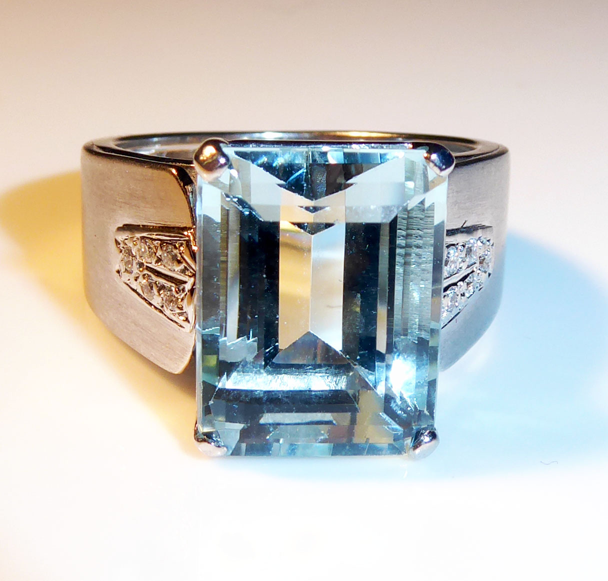 A 10CT WHITE GOLD, AQUAMARINE AND DIAMOND RING Cushion cut aquamarine flanked by diamonds (size V). - Image 2 of 3