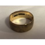 A 9CT GOLD WEDDING BAND.