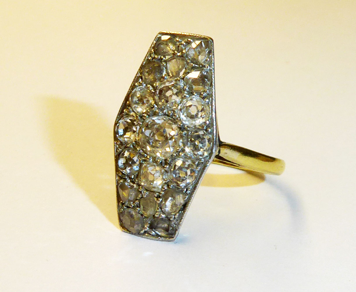 AN EARLY 20TH CENTURY YELLOW METAL AND DIAMOND CLUSTER RING Geometric Art Deco style, set with
