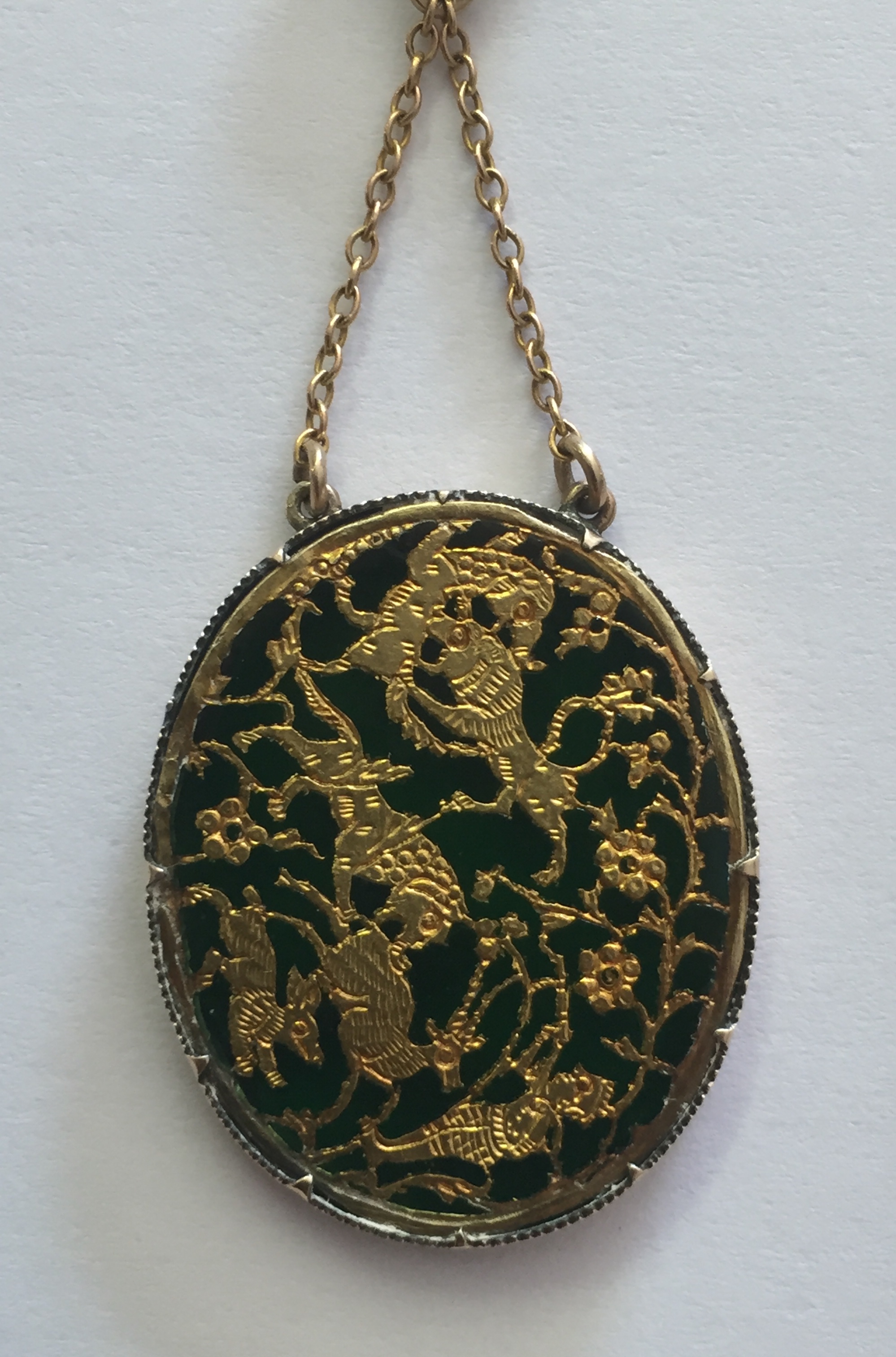 AN INDIAN YELLOW METAL AND GEM SET OVAL PENDANT Inlaid and engraved with a hunting scene and foliate - Image 2 of 4