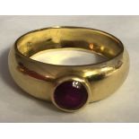 AN 18CT GOLD AND GARNET SET RING.