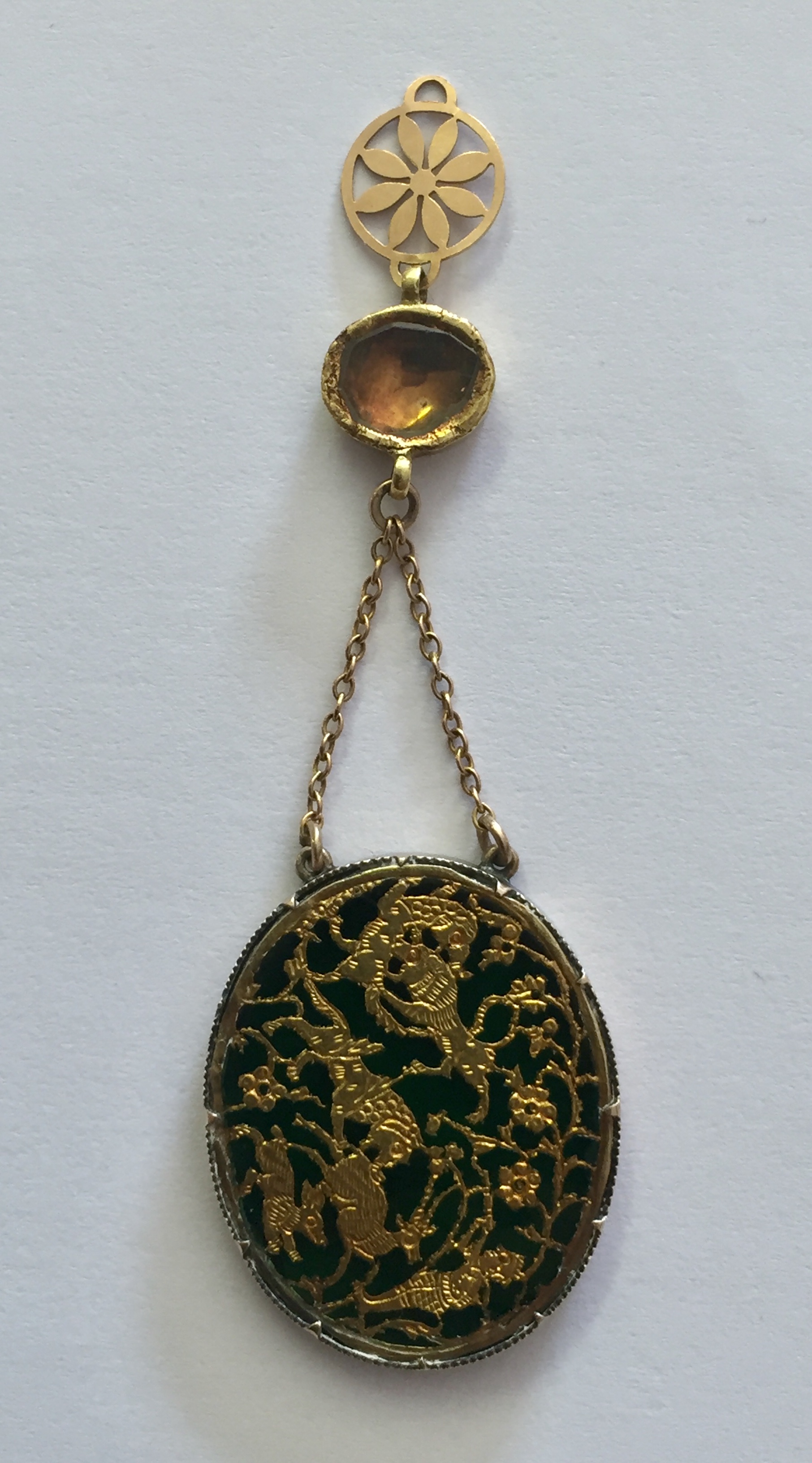 AN INDIAN YELLOW METAL AND GEM SET OVAL PENDANT Inlaid and engraved with a hunting scene and foliate - Image 3 of 4