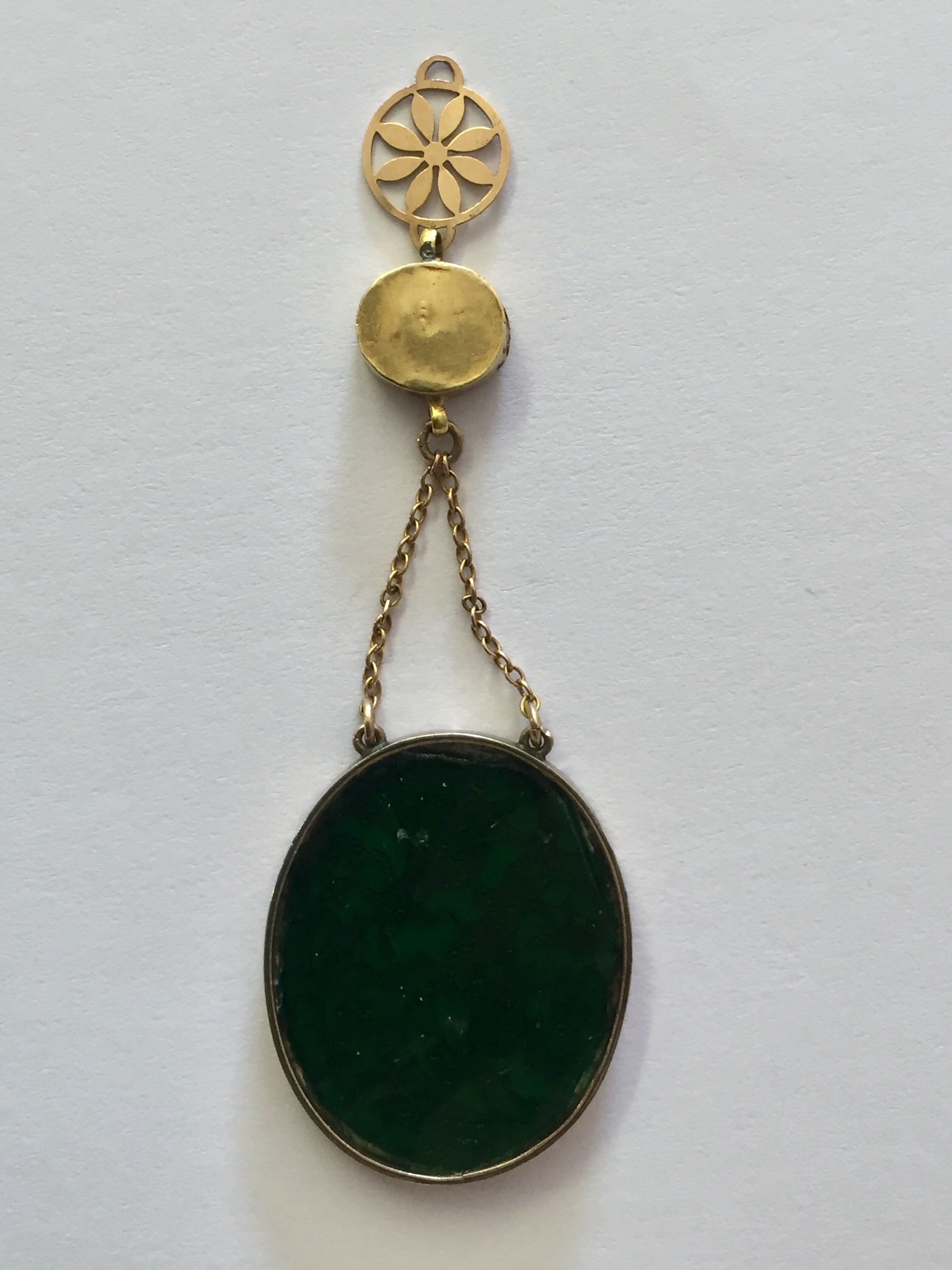 AN INDIAN YELLOW METAL AND GEM SET OVAL PENDANT Inlaid and engraved with a hunting scene and foliate - Image 4 of 4