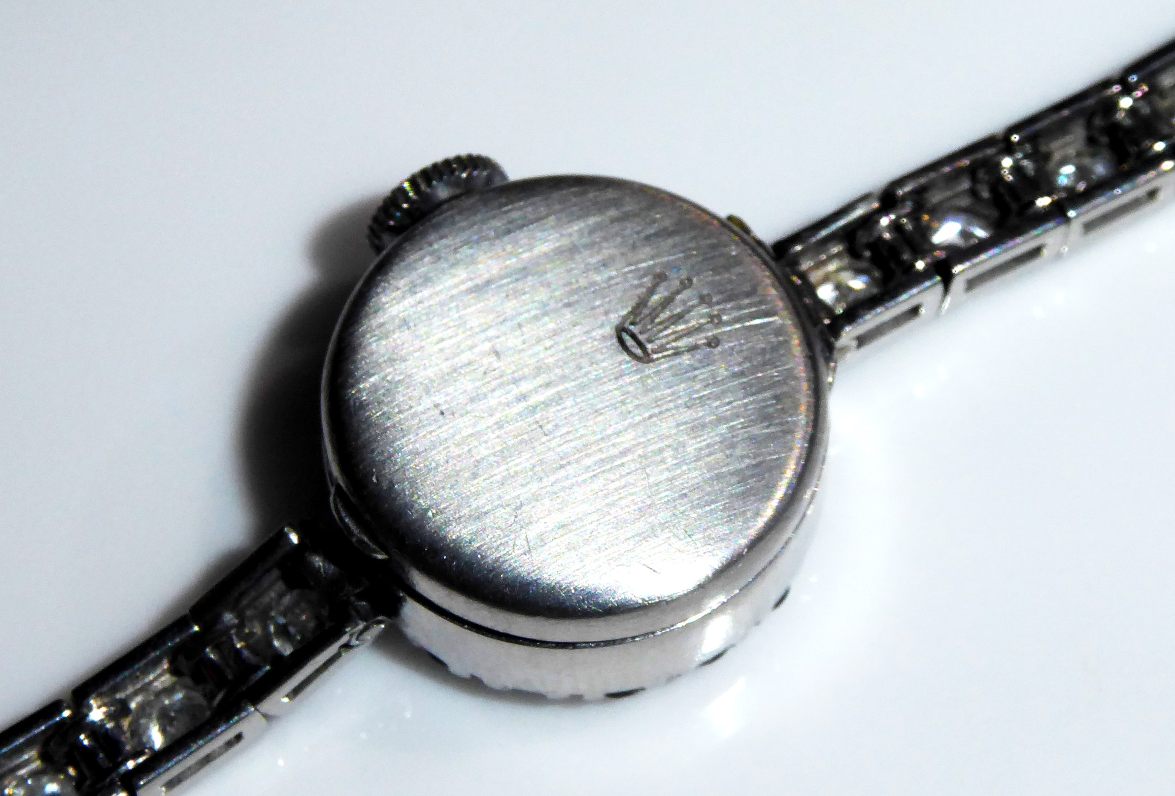 ROLEX, A VINTAGE PLATINUM LADIES COCKTAIL WATCH The circular cream lustre dial surrounded by - Image 3 of 4