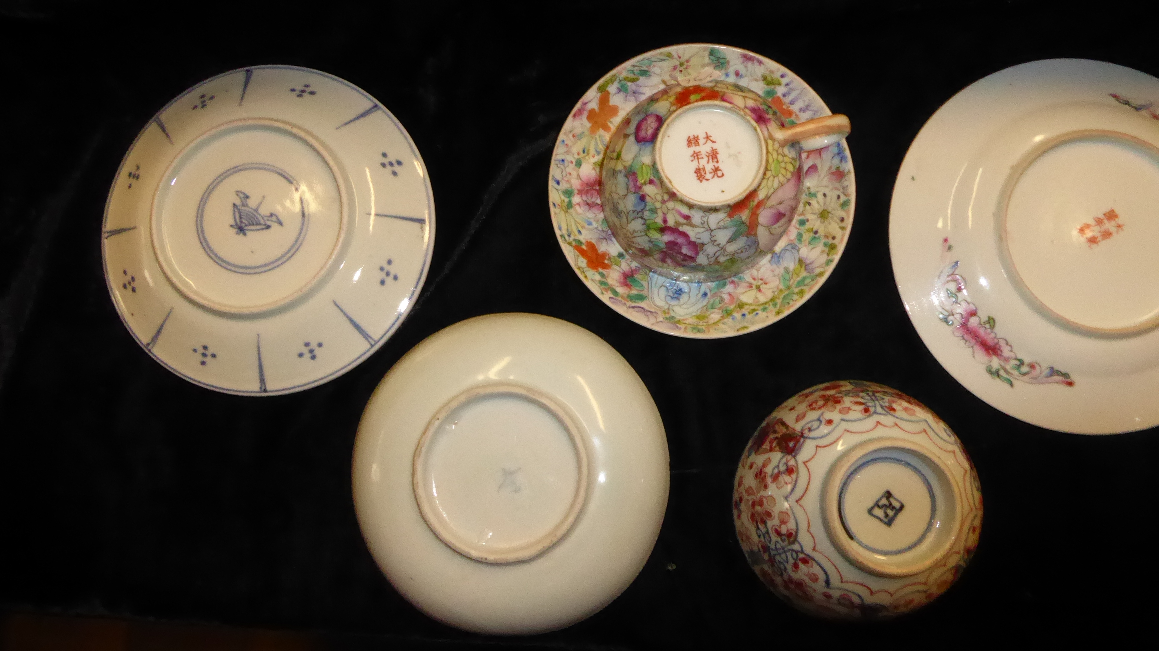 A COLLECTION OF 19TH CENTURY JAPANESE PORCELAIN ITEMS Comprising two Imari pattern bowls, one - Image 3 of 3