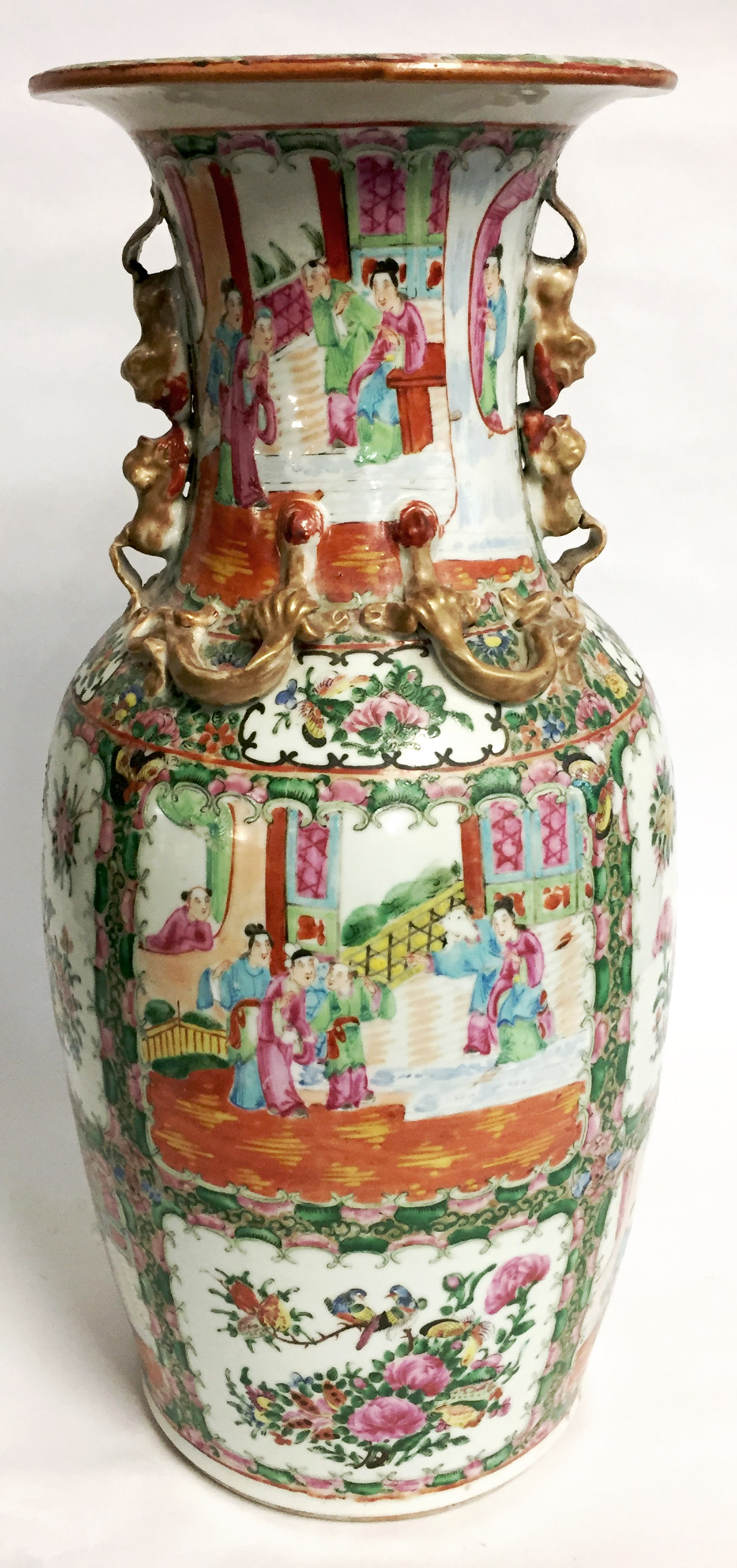 AN EARLY 20TH CENTURY CANTON 'FAMILLE ROSE' DESIGN PORCELAIN VASE Applied with salamanders and