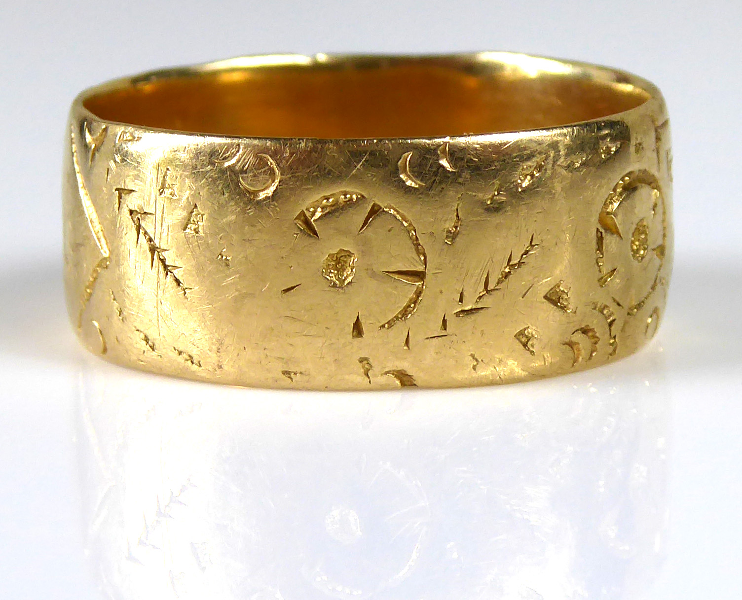 A VINTAGE 18CT GOLD WEDDING BAND Finely engraved with floral scrolls (size M). - Image 2 of 2