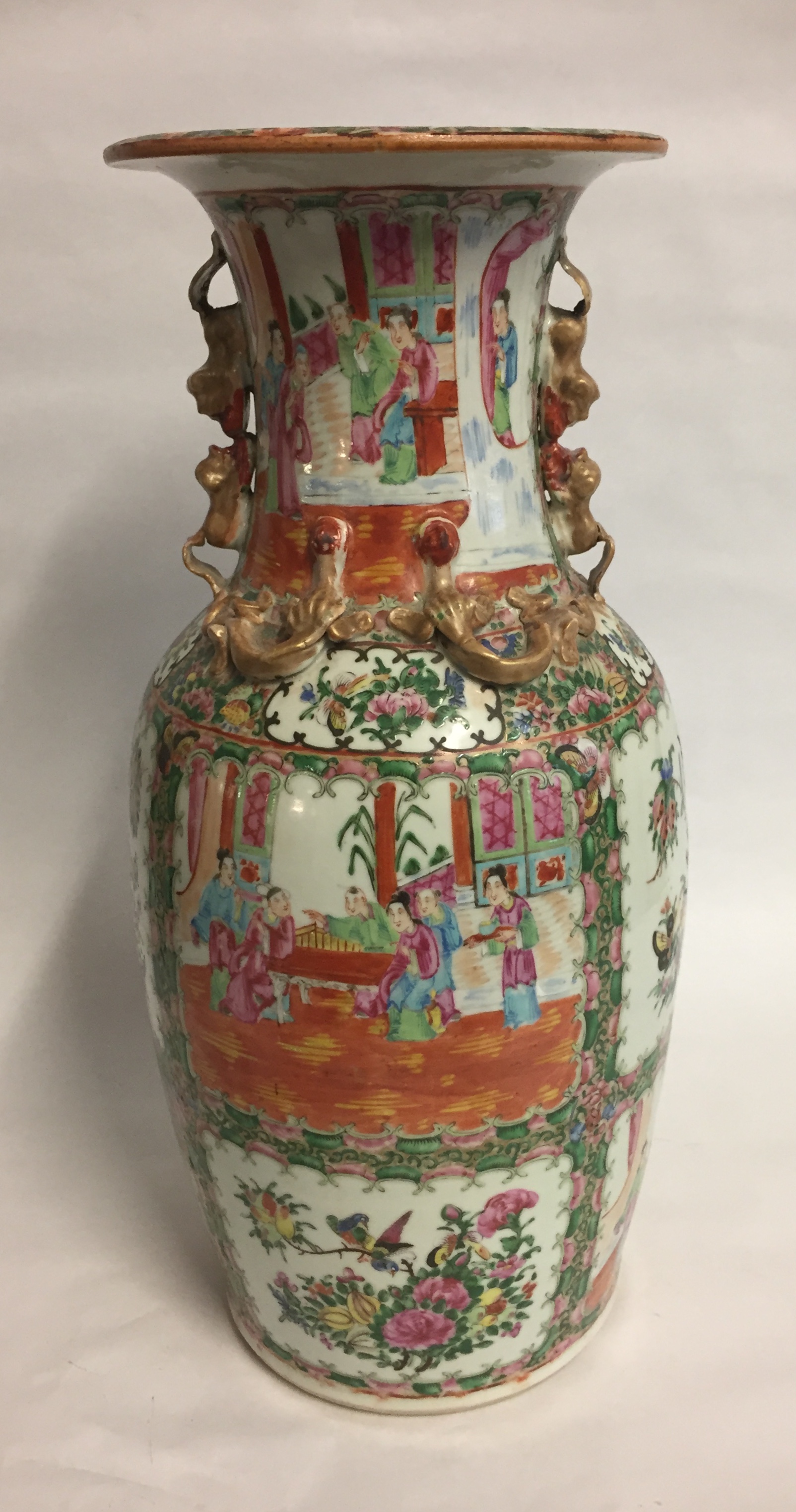 AN EARLY 20TH CENTURY CANTON 'FAMILLE ROSE' DESIGN PORCELAIN VASE Applied with salamanders and - Image 2 of 3