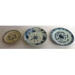 THREE 17TH CENTURY CHINESE MING PORCELAIN SAUCERS Hand painted with the sunfl¬ower and phoenix