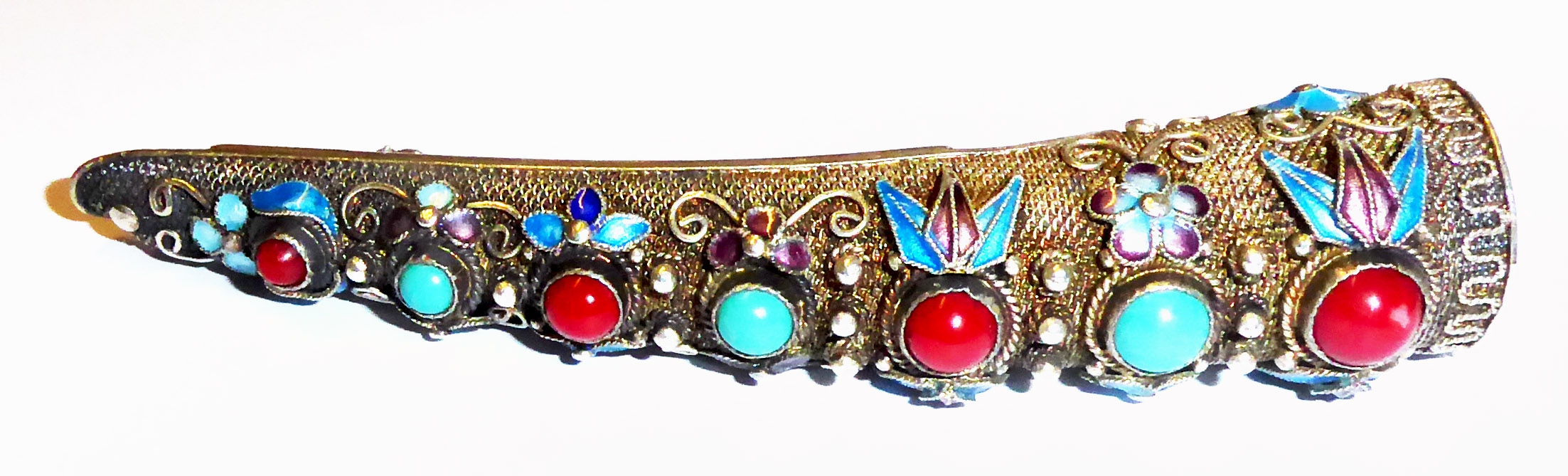 AN ANTIQUE CHINESE WHITE METAL FINGERNAIL GUARD/BROOCH With filigree and enamel decoration. (