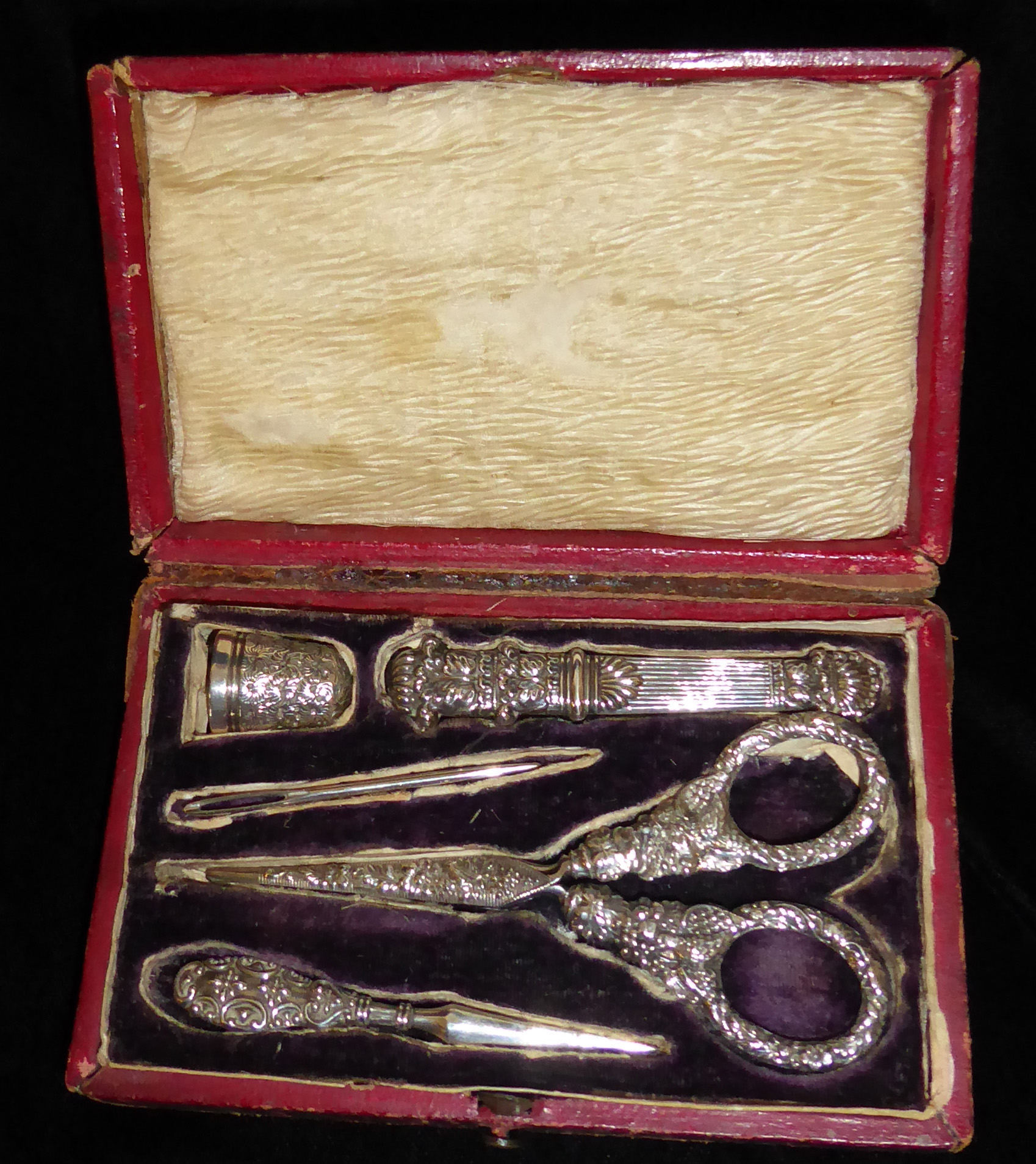 WITHDRAWN A CASED 19TH CENTURY CONTINENTAL SILVER ETUI SET WITHDRAWN Comprising a pair of - Image 2 of 2