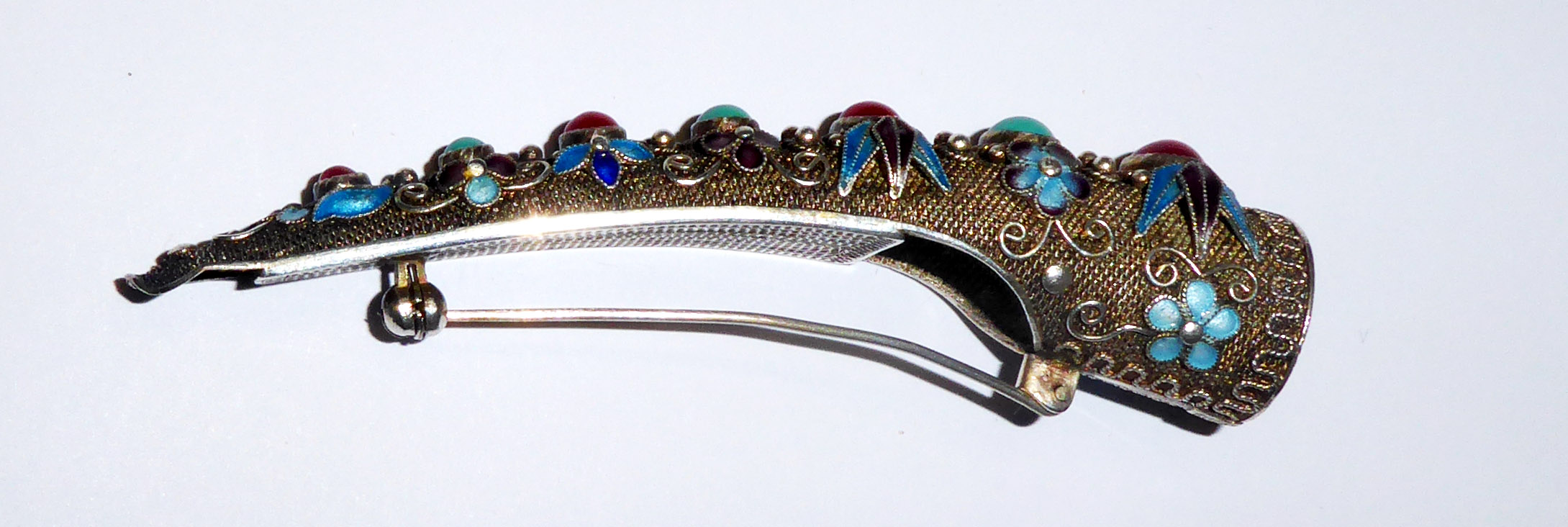 AN ANTIQUE CHINESE WHITE METAL FINGERNAIL GUARD/BROOCH With filigree and enamel decoration. ( - Image 2 of 2