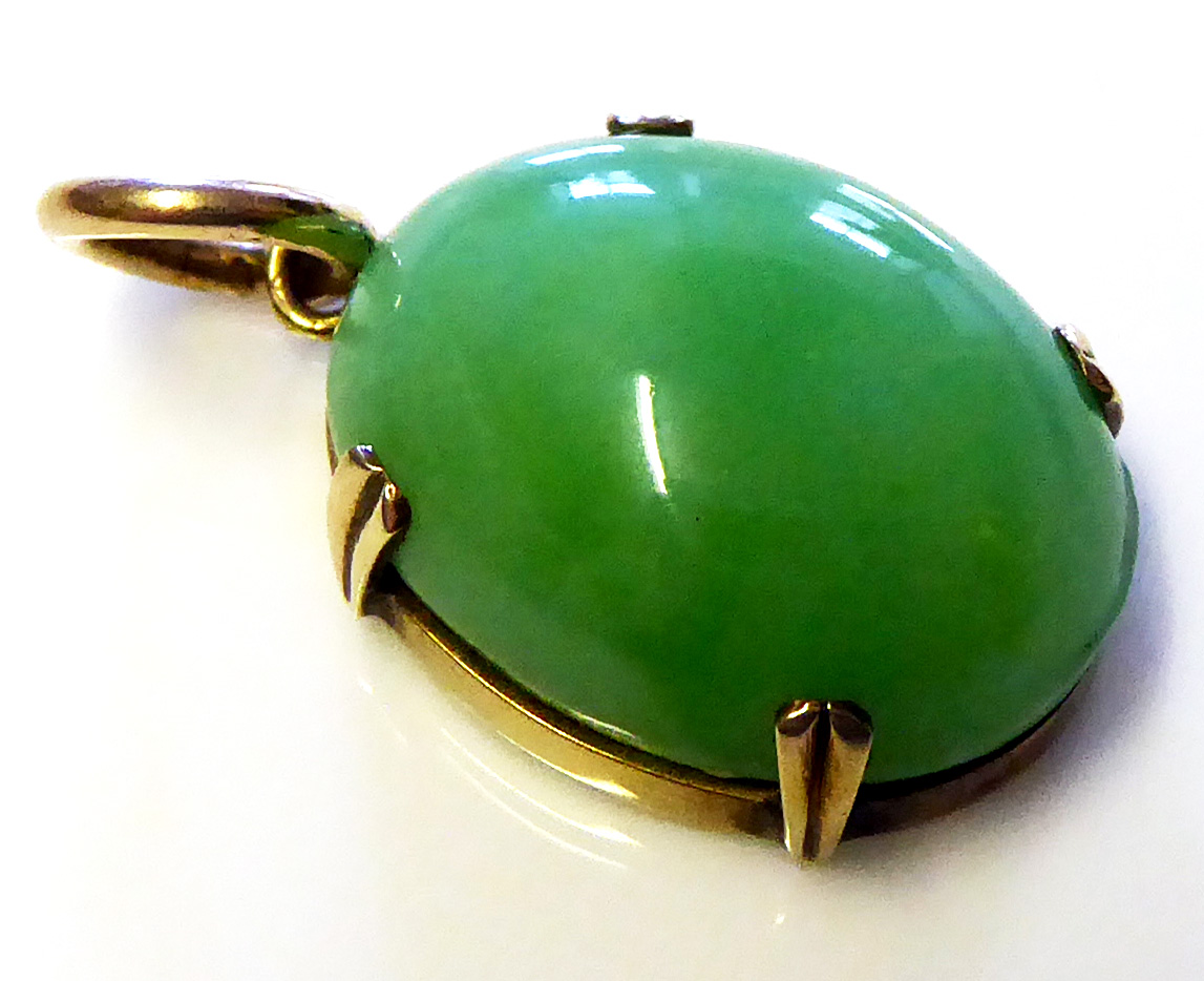 A 9CT GOLD AND CABOCHON CUT JADE PENDANT. (2.3cm)