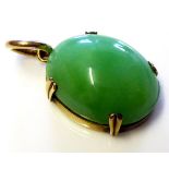 A 9CT GOLD AND CABOCHON CUT JADE PENDANT. (2.3cm)