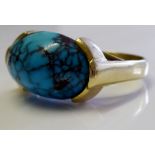 AN 18CT GOLD AND CABOCHON CUT TURQUOISE RING (size P).