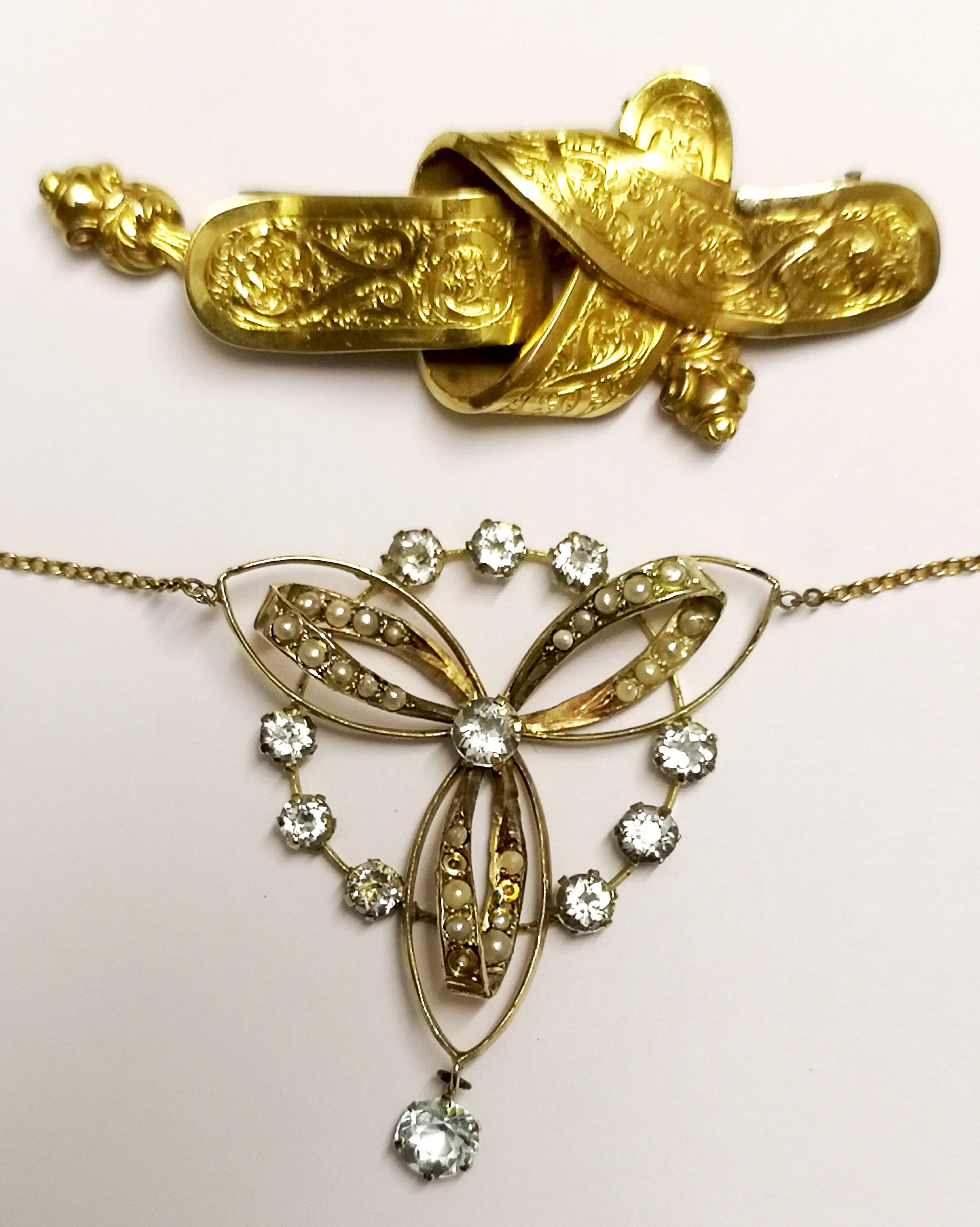 AN EDWARDIAN 9CT GOLD, SEED PEARL AND PASTE SET NECKLACE Entwined with a row of pale blue paste