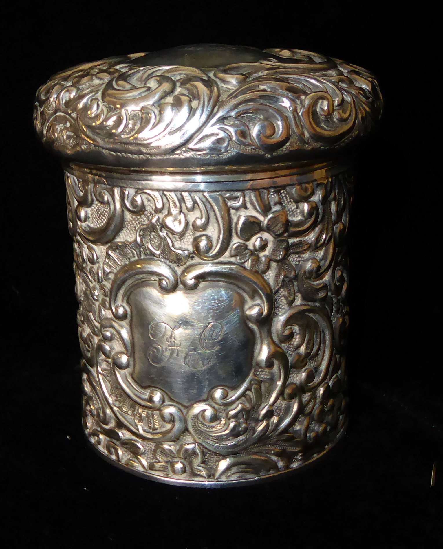 AN EDWARDIAN SILVER TRINKET CYLINDRICAL BOX With scrolled decoration, hallmarked Birmingham,