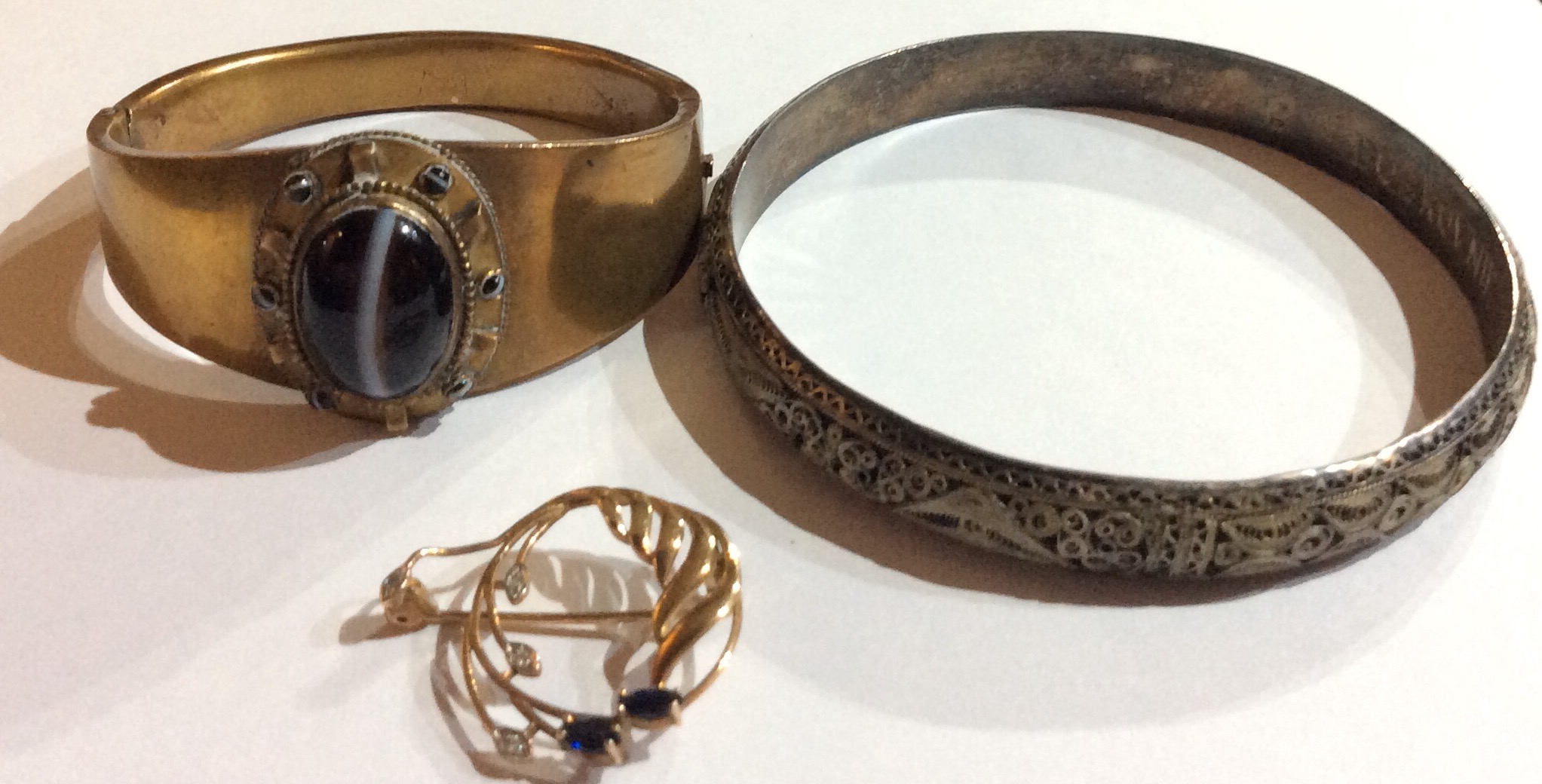 A 19TH CENTURY ETRUSCAN STYLE GILT METAL AND AGATE BANGLE Set with a central stone surrounded by
