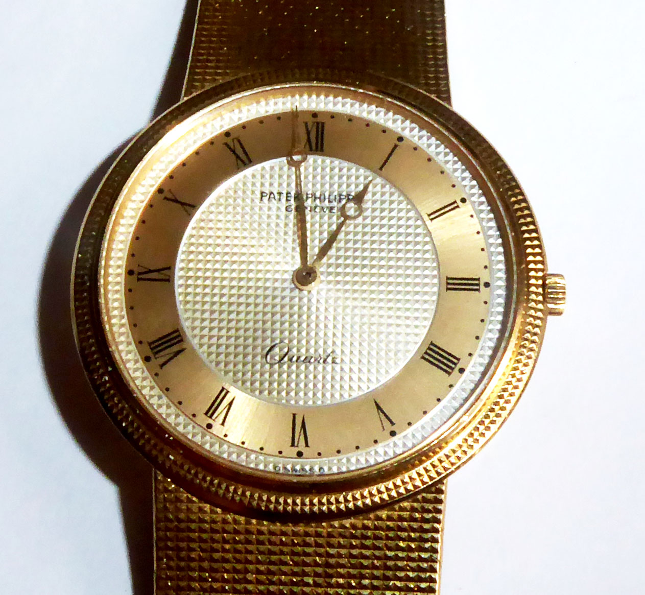 PATEK PHILIPPE, GENEVE, AN 18CT GOLD WRISTWATCH The circular dial with Roman numeral chapter ring - Image 2 of 3