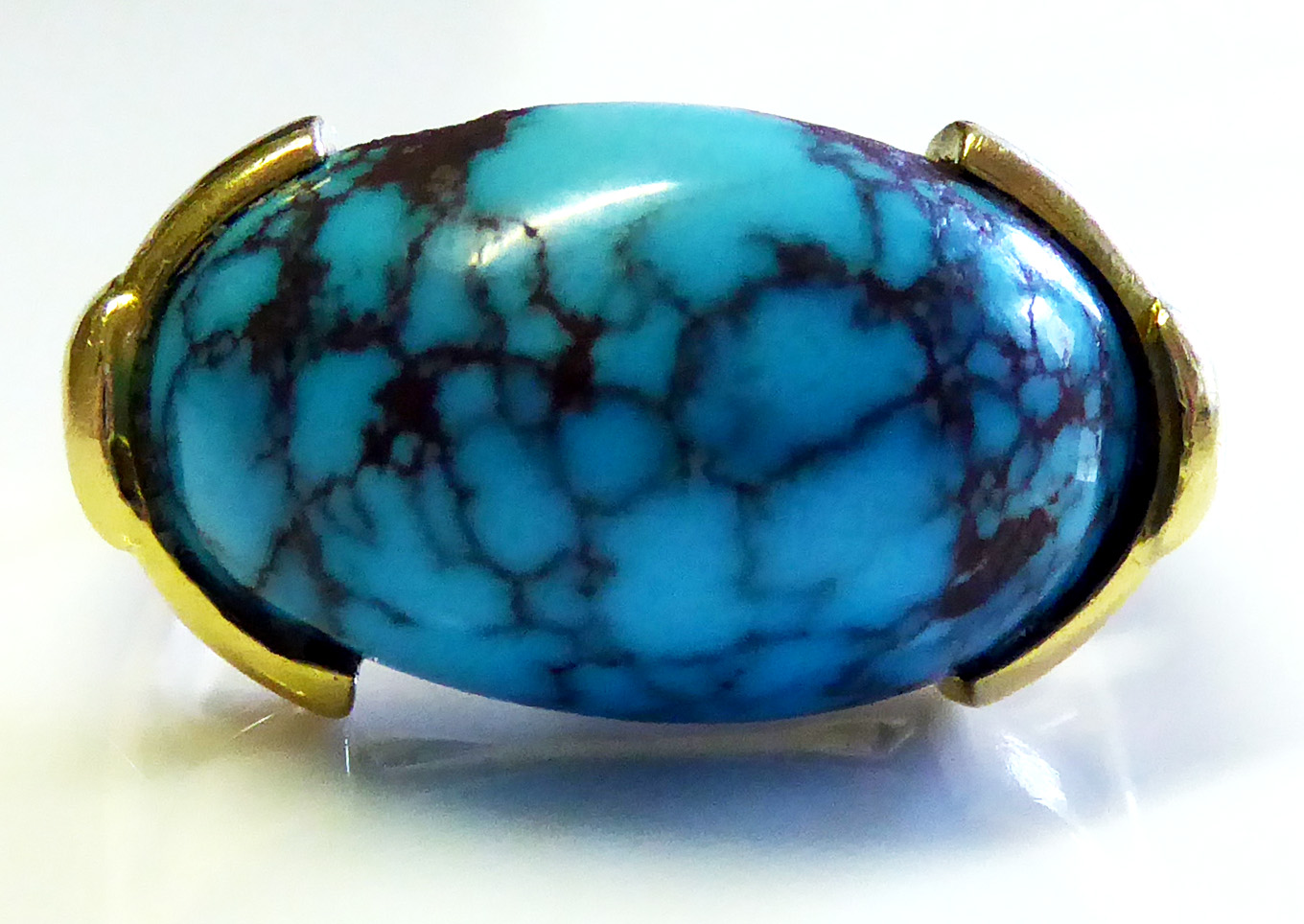 AN 18CT GOLD AND CABOCHON CUT TURQUOISE RING (size P). - Image 2 of 2