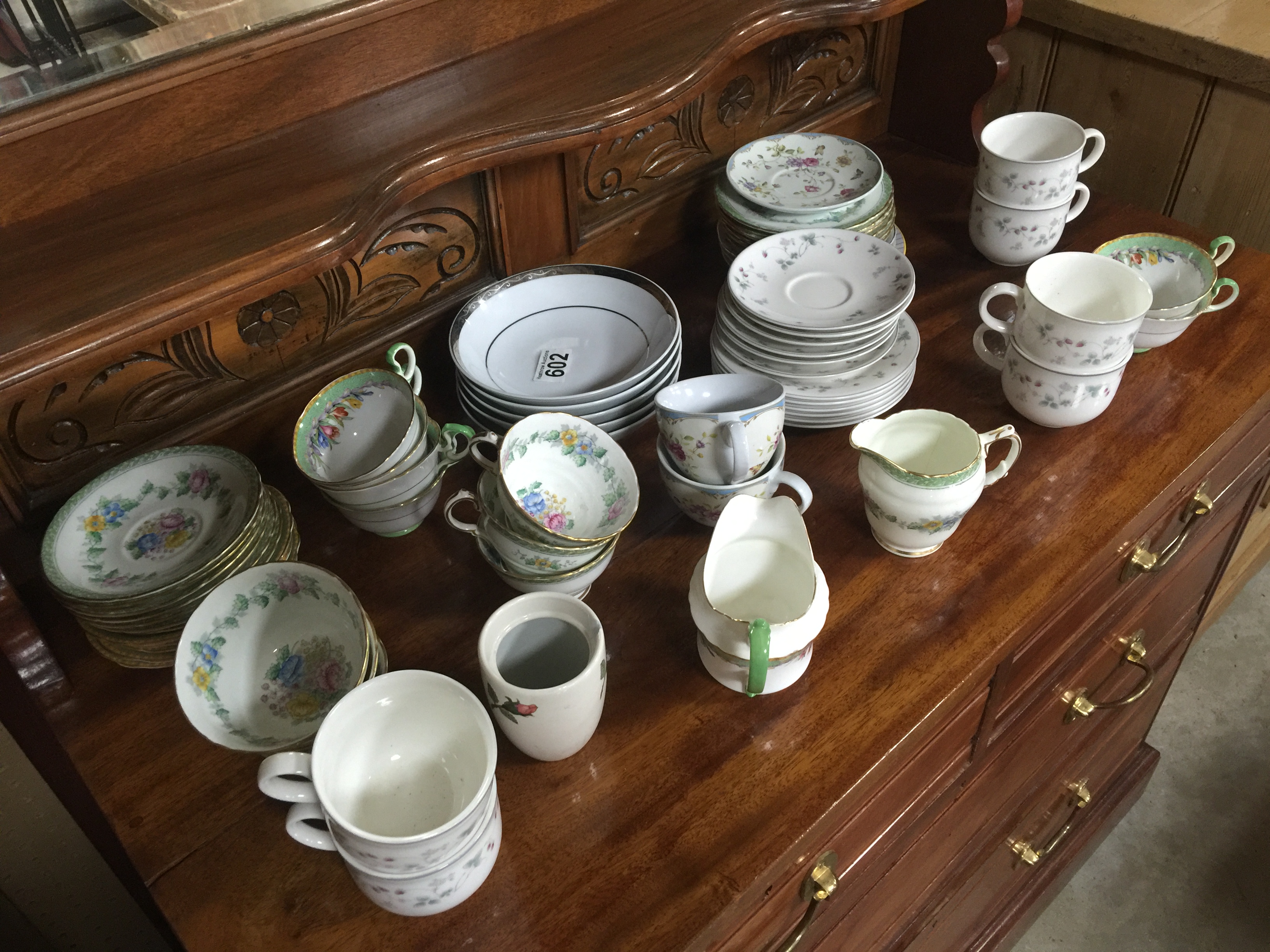 ASSORTED COLLECTION OF CUPS / SAUCERS AND PLATES