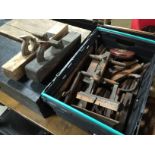 BOX OF ASSORTED ANTIQUE CARPENTERS TOOLS, INCLUDING PLANES AND ROUTERS AND SURVEYORS TAPES