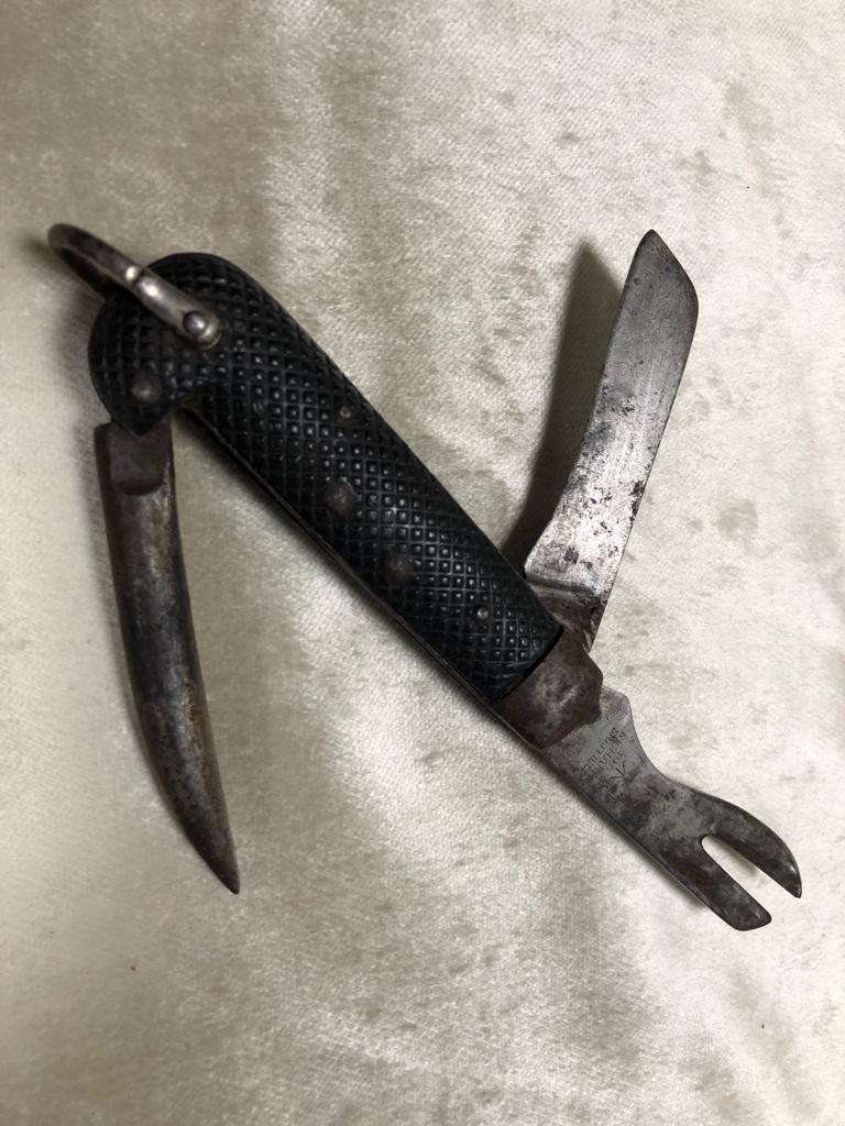 SINGLE WELL USED ENGLISH STANDARD ISSUE JACK KNIFE. ONE USED IN SERVICE