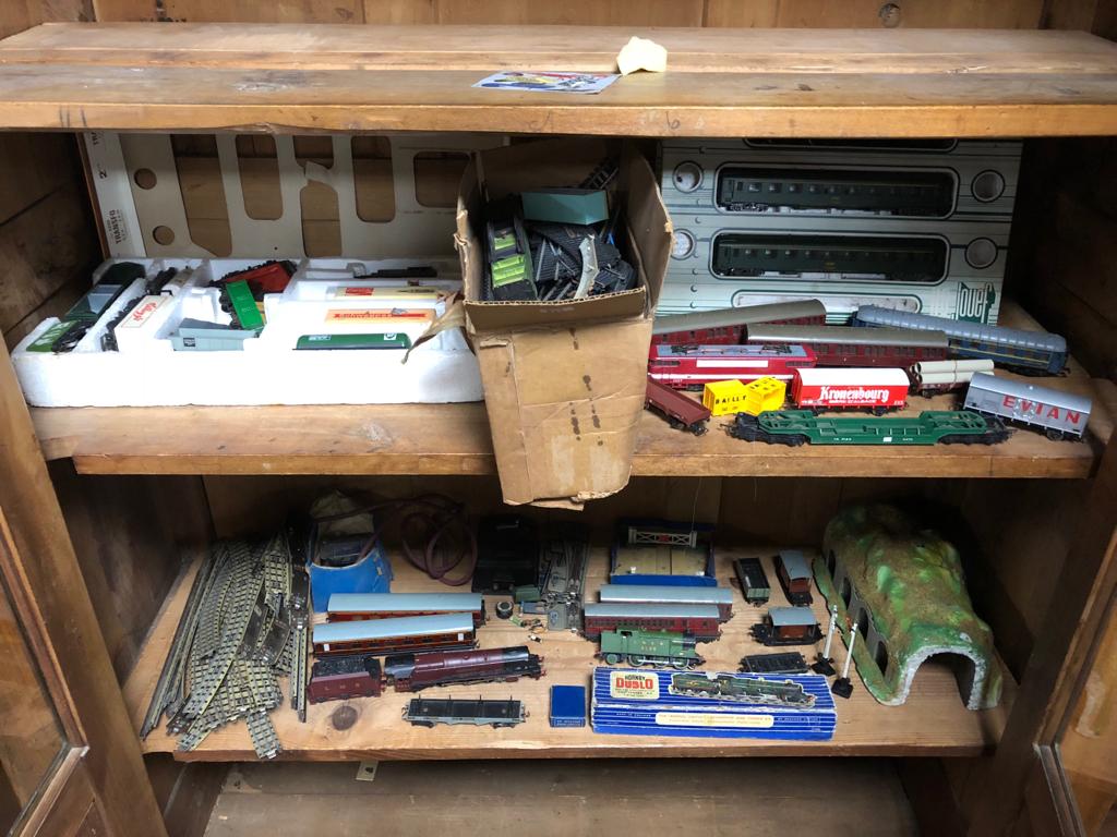 JOB LOT OF ASSORTED HORNBY LOCOMOTIVES, CARRAIGES, SIGNS AND TRACK