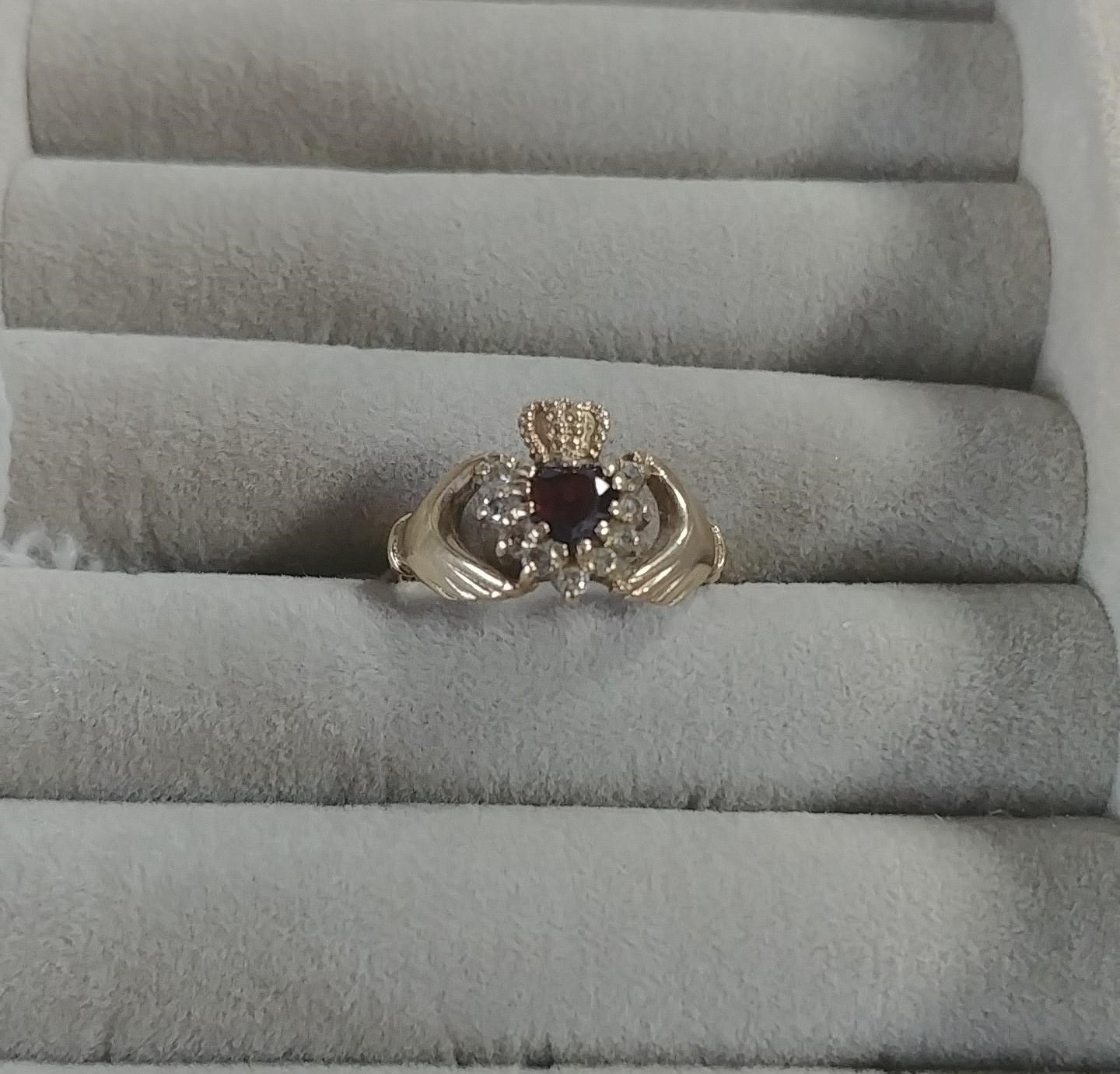 9CT GOLD GARNET RING