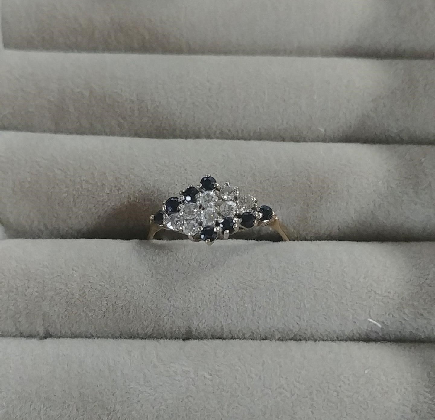 O 9CT DIAMOND SAPPHIRE CLUSTER RING