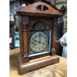 ANTIQUE OAK CASE MANTLE CLOCK WITH BRASS DECORATION. MOVEMENT STAMPED CB. IN WORKING ORDER 37CM